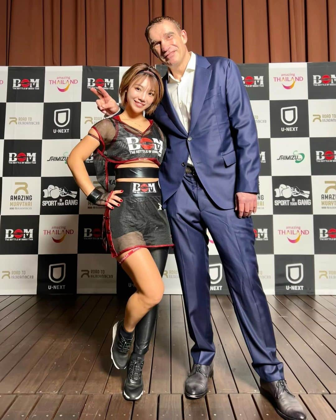 大川成美のインスタグラム：「BOMガール🥊 勝利者インタビューさせていただきました。 今回も凄い試合が沢山でした😭 長時間配信ありがとうございました！！ ． アーカイブあります✨ ． また来年のBOMでお会いしましょう。 ． #ムエタイ #格闘技 #ラウンドカール#bom#muethai #thailand  #thai #bomガール」