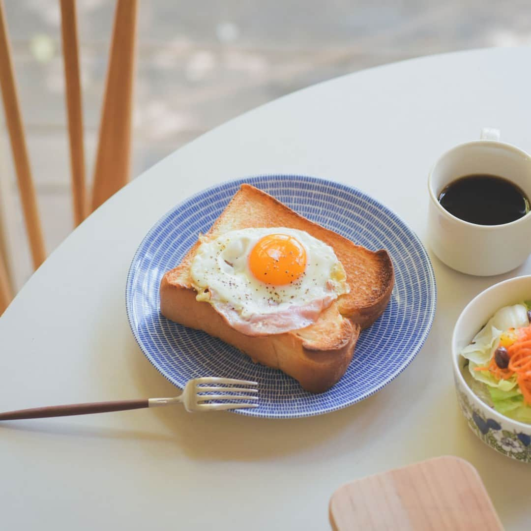 北欧、暮らしの道具店さんのインスタグラム写真 - (北欧、暮らしの道具店Instagram)「【再入荷】映画「かもめ食堂」でもおなじみ 日々の料理が引き立つ、北欧ブルーの器 . - - - - - - - - - - - -  フィンランドを舞台にした、 映画『かもめ食堂』のワンシーンで登場した プレートとしてもおなじみのAvecの器。  映画ではおにぎりを盛り付けて サーブされていました。 私たちにとっては日常的なメニューなのに、 Avecの器が引き立ててくれ、 可愛らしいシーンですよね。  Avecは、24hシリーズのコンセプト 「朝から晩まで24時間つかえるテーブルウェア」を 表したフォルムとデザインが特徴。  皿のフチまで描かれた模様は、 どこか日本の畳の目を思わせるような、 親近感があります。  焼き魚やおにぎりといった和食とも 相性ばっちりです◎  サイズは2種類。  20cmプレートは 朝食のトーストが一枚きれいにのるサイズ。 パスタや焼きそば、 焼きうどんなどの普段の料理にも。  26cmプレートは大きめなので、 唐揚げや中華料理など メインのおかずをのせたり、 小鉢をのせてワンプレートにしたり。 食卓の主役になってくれる 頼もしいサイズです。  この機会に迎えてみてはいかがでしょうか。 . ーーー 掲載のアイテムはこちら▼ ーーー . ☑︎ ARABIA / アラビア / 24h / Avec / プレート - - - - - - - - - - - - - - - - - -   ▶︎ お買いものはプロフィールのリンクから ご覧くださいね。→@hokuoh_kurashi . #アラビア#ARABIA#アラビア食器#プレート#AVEC#24h#かもめ食堂 #北欧食器#食器#食器好き#食器集め #朝ごはん#ランチ#夜ごはん#ディナー#料理#シンプル #シンプルライフ#シンプルデザイン#暮らしを楽しむ#日々の暮らし #北欧#暮らし#北欧暮らしの道具店」11月27日 12時00分 - hokuoh_kurashi