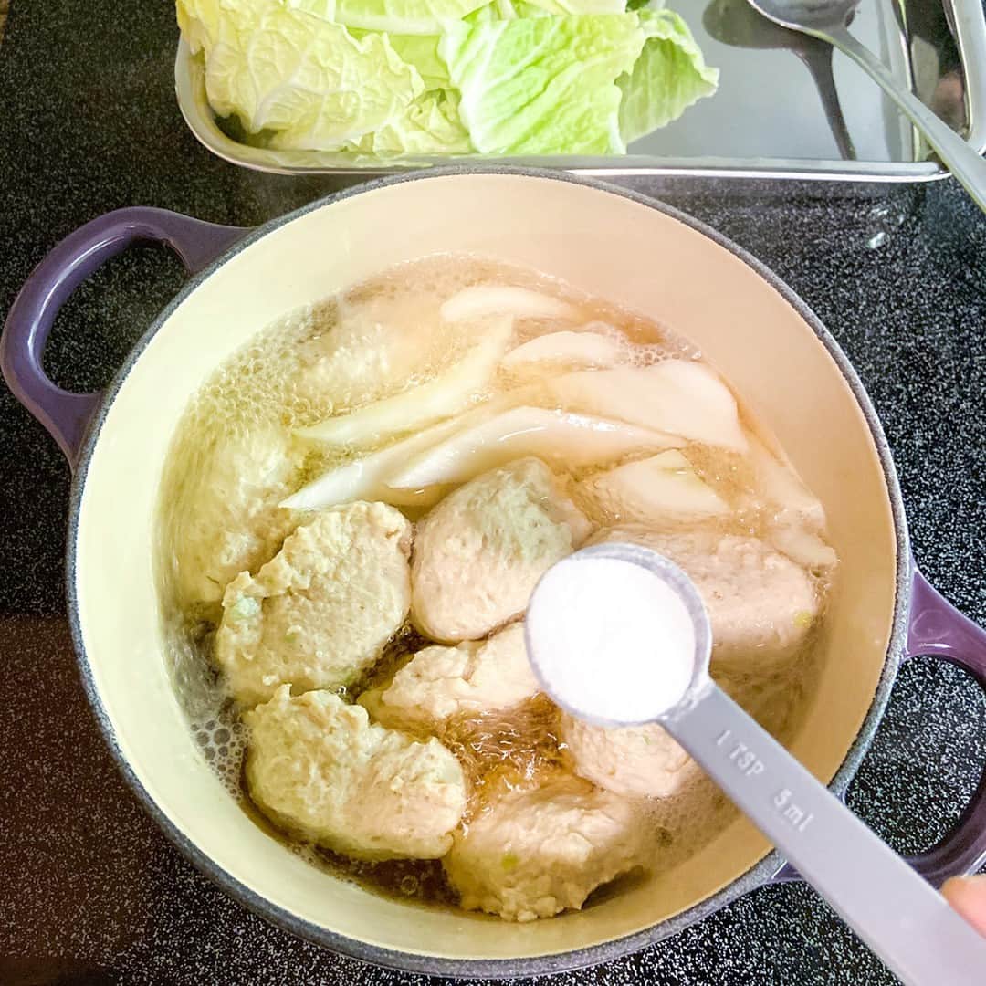 おうちごはん編集部さんのインスタグラム写真 - (おうちごはん編集部Instagram)「【鶏だんごと白菜のピリ辛豆乳鍋】#レシピ あり▼  分離せずにまろやかに仕上がる豆乳鍋の作り方は必見👀 胃にもやさしく、からだもぽかぽかになる鍋レシピです✨ これからの寒い季節にはぴったり🤗  --------👇レシピ👇---------  鶏だんごと白菜のピリ辛豆乳鍋  ▼材料（2人分）  ＜ベース＞ ・水……500ml ・昆布……10cm角  【A】　　 ・しょうゆ……小さじ1 ・酒……大さじ2  ・ベーキングパウダー……小さじ1  【B】 ・豆乳（成分無調整）……300ml ・みそ……大さじ2 ・柚子胡椒……小さじ1/4  ＜具材＞ ・鶏ひき肉……200g  【C】 ・塩……小さじ1/2 ・酒……小さじ1/2  【D】 ・しょうが（みじん切り）……大さじ1/2 ・長ねぎ（みじん切り）……大さじ2 ・卵……１個 ・片栗粉……小さじ１  ・白菜……200g  ▼作り方  1. ボウルに鶏ひき肉を入れ、Cを加えて練ってからDを加え、全体をしっかりと混ぜ合わせる。白菜は芯と葉に分け、それぞれ食べやすい大きさに切る。Bを混ぜ合わせる。  2. 鍋に水、昆布、Aを入れて火にかけ、沸騰する直前に昆布を引き上げ、鶏だんごの種をスプーンでまとめながら落として煮る。アクを除いて白菜の芯を加え、軽く煮た後ベーキングパウダーを加える。  3. ２の鍋の泡が少し落ち着いたところで白菜の葉を加え、Bを加えて全体を混ぜてふたをし、噴いてくるまで煮る。（スープはたっぷりとあるので、白菜が煮えてかさが減ったら、お好みで追加しても）  💡“失敗しない”豆乳鍋のポイント💡  ポイントは、お鍋にベーキングパウダーを加えること。 豆乳は高温に温めると塩分がにがりの代わりとなって固まってしまい、いわゆる分離状態になります。 ベーキングパウダーを加えることによって塩分が働かない状態にし、まろやかでおいしい豆乳鍋になります。ベーキングパウダーの代わりに重曹でもOKです。  recipe & photo by @miyukichizuka  🔽「鶏だんごと白菜のピリ辛豆乳鍋」のレシピは、おうちごはんの記事でもご紹介しています！ https://ouchi-gohan.jp/2544/  ------------------ ◆このレシピを作ってみたいと思った方は「保存📄」を、おいしそうと思った方はぜひ「いいね♥」してね😚  ◆ #おうちごはんLover を付けて投稿するとおうちごはんの記事やこのアカウント、おうちごはん発信のトレンドリリースなどでご紹介させていただくことがございます。スタッフが毎日楽しくチェックしています♪ ------------------  #おうちごはんlover #おうちごはんラバー #ouchigohanlover #ouchigohan  #あしたのおうちごはん #おうちごはん #recipe #レシピ #鍋 #鍋レシピ #豆乳鍋 #豆乳 #鶏肉 #鶏だんご #ピリ辛 #献立 #晩御飯 #簡単鍋 #ヘルシー #たんぱく質 #白菜 #自炊 #手料理 #」11月27日 12時00分 - ouchigohan.jp