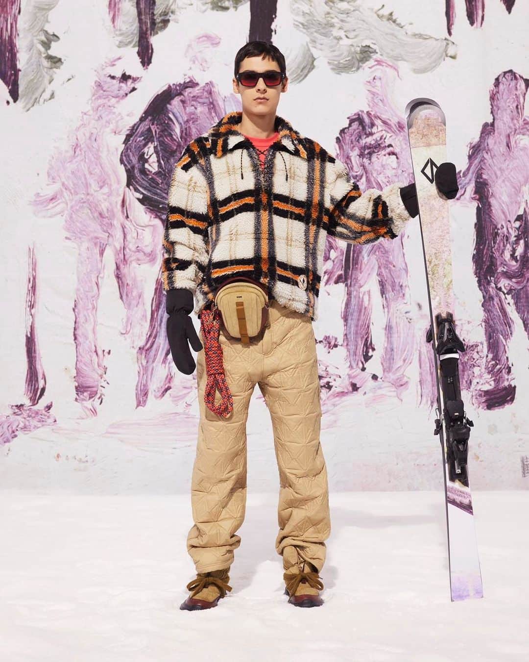 クリスチャンディオールのインスタグラム：「Zoom in on the accessories from the #DiorSki capsule from #DiorSpring24 by @MrKimJones. Marking the House’s fourth collaboration with @POCSports, two multifunctional helmets combine references to snow sports and cycling, fusing technical ingenuity and the Dior aesthetic, while state-of-the-art goggles nod to the world of racing. The range is available to discover in Dior boutiques and on our website.  © @Jackie_Nickerson」