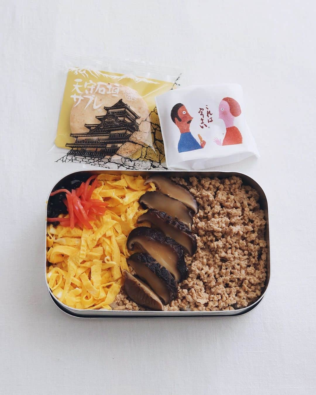 樋口正樹さんのインスタグラム写真 - (樋口正樹Instagram)「Today's Bento  昼ご飯はお弁当で椎茸めし。 鶏と椎茸の出汁の炊き込み ご飯に鶏そぼろと錦糸玉子、 そして主役は味濃い椎茸煮😋  あと食後に松本の銘菓２つ 石垣サブレ＆これはうまい👍  . #そぼろ弁当 #鶏そぼろ #椎茸めし #椎茸煮 #田中椎茸 #天守石垣サブレ #マサムラ #これはうまい #開運堂 #お弁当 #bento」11月27日 12時01分 - higuccini