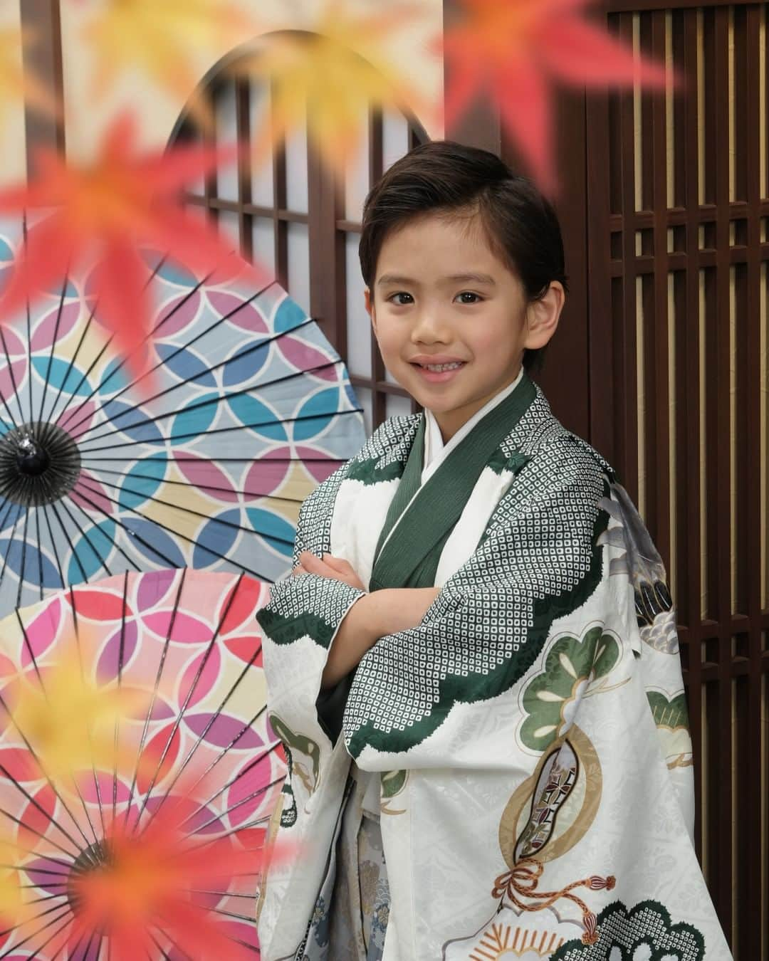 スタジオアリスのインスタグラム：「. 七五三の日を過ぎても大丈夫！  ⛩七五三はスタジオアリスにお任せください⛩ スタジオアリスでは、七五三撮影やおでかけ用着物レンタルのご予約受付中です📸  七五三は、ご家族にとって大切な記念日。 スタジオアリスで想い出を残しませんか💕  また、着付けやヘアセット、フォトアイテムプレゼントやおでかけ用着物レンタルがおトクに借りられる、スタジオアリスの8大特典もご用意🎁✨  その他にも、七五三に関する疑問・相談も承っております。 お気軽にご相談・ご来店お待ちしております🌈  #スタジオアリス #studioalice #七五三 #七五三撮影 #スタジオアリスの七五三 #撮影 #七五三の日」