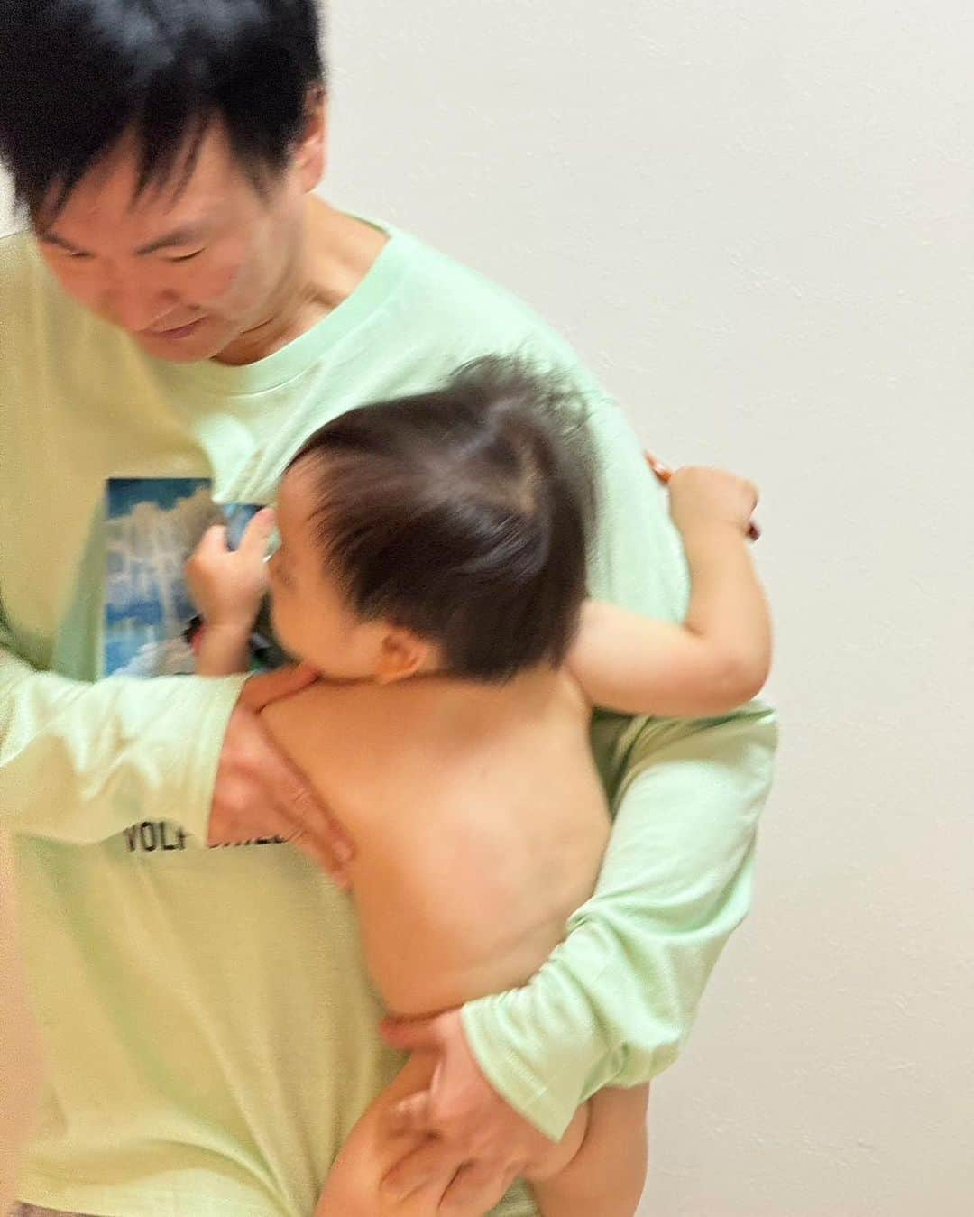 山内健司（かまいたち）のインスタグラム：「。 昨日は次男の2歳の誕生日✋  たまたま休みだったから、たまたま東京に来ていたビタミンSのお兄ちゃん家族とタコパした✋  次男はお風呂の気配がすると勝手に脱ぎ出す  気配がなくても脱ぎ出す  おおかみこどもの雨と雪のロンTの写真を撮ろうとしてたら、いつのまにか全裸になってた次男に乱入されました😂  捕まえたらめちゃくちゃ暴れて逃げようとする  まじでわがまま、、、  誰に似たんだ、、、、、  長男とは全然違う😂😂😂  全然まだヴィンテージTシャツじゃないけど、好きな映画のTシャツはネクストネクストヴィンテージとして買ってます😂😂😂  #ヴィンテージTシャツ #おおかみこどもの雨と雪  #ロンt  #かまいたち山内」