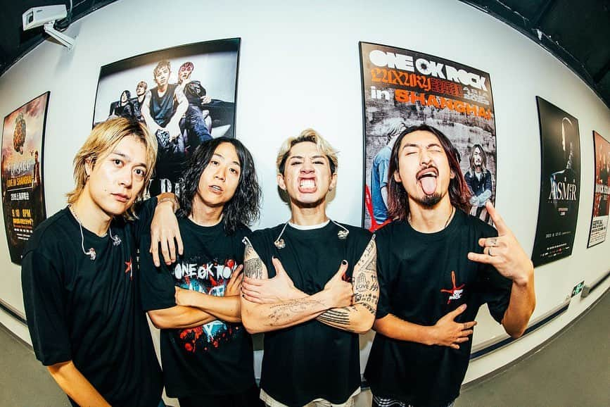 橋本塁のインスタグラム：「【ONE OK ROCK SHANGHI】 中国上海メルセデスベンツアリーナでのONE OK ROCK 「LUXURY DISEASE ASIA TOUR2023」ライブ撮影二日間 撮影終了！上海二日間とも凄いライブでした！写真はライブ直後のONE OK ROCK！  #サウシュー　#soundshooter #oneokrock #ワンオク　#ワンオクアジアツアー　#OOR 　#shanghai #上海　#ruihashimoto #橋本塁」