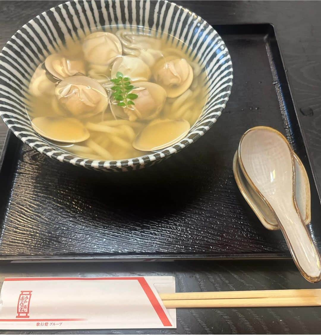 NakamuraEmiさんのインスタグラム写真 - (NakamuraEmiInstagram)「🥢  ／ 三重県桑名市 #魅力みつけびと Nakamura就任 Nakamura目線  桑名市 なとりっぷ⑩🪭(ことりっぷ番外編) ＼  ことりっぷさんと回った桑名市。Nakamura目線でオフショットと共に桑名の素敵なところUPしまーす  𓇬  𓇬  𓇬  𓇬  𓇬  𓇬  𓇬  𓇬  𓇬  𓇬 𓇬  𓇬  𓇬  𓇬  𓇬  𓇬  𓇬  𓇬   うどん 歌行燈(うたあんどん)  𓇬  𓇬  𓇬  𓇬  𓇬  𓇬  𓇬  𓇬  𓇬  𓇬 𓇬  𓇬  𓇬  𓇬  𓇬  𓇬  𓇬  𓇬   桑名といえばの蛤。 刺身、焼き、茹で、蒸し、とにかくどれで食べてもうまい。  私の初桑名蛤は「歌行燈」さんのうどんでした。蛤もスープも美味しすぎて皆で水筒にこのスープを入れたいと言ってました。 ペロリでした。美味しかったなーー  蛤は貧血の予防や改善にいいとのことて女性には嬉しい食材。タウリンや亜鉛などミネラルも多いので高コレステロール、高血圧、動脈硬化にも効果があるそうでっせ。  伊藤市長がおっしゃってたのは、蛤は大きい方がいいというイメージもあるかもしれませんが、桑名の蛤はそこまで大きくないものこそが美味しいとのことです。とにかくジューシーでぷりぷりです。  私たちは蛤の魅力に魅せられて、蛤プラザにも行きました。笑  ちなみに歌行燈本店さんの2階の座敷の座布団が不思議なくらいふっくらしてました。 歌行燈さんは東京にも店舗があるのでもし食べてみたいお方は。  .........................................  歌行燈　桑名本店 11:00〜21:00  三重県桑名市江戸町10 .........................................  そして桑名の蛤はもちろんふるさと納税でもいただけますし、 今「富士そば」さんのとのコラボで蛤旨みエキスたっぷりのラーメンも食べれます。  .........................................  富士そば 桑名の蛤ラーメン 12月末ごろまでで12店舗限定！  ◎ 富士そば 蛤ラーメン販売店舗 ◎ 秋葉原電気街店、品川店、大宮東口店、浦和中町店、北浦和店、川口店、板橋店、代々木八幡店、国立南口店、立川店、藤沢店、大船店  .........................................  ことりっぷさんにて「桑名×NakamuraEmi」の素敵な写真と記事もみれます〜！ https://co-trip.jp/article/619293/   #なとりっぷ　#三重県桑名市 #魅力みつけびと #三重県 #桑名 #蛤 #歌行燈 #富士そば #ことりっぷ#NakamuraEmi」11月27日 12時14分 - nou.emi