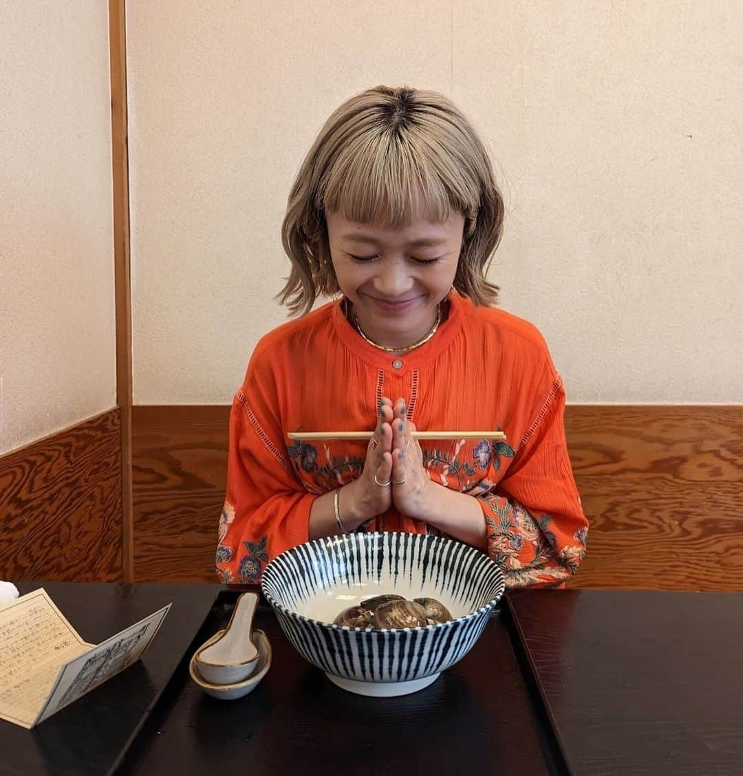 NakamuraEmiさんのインスタグラム写真 - (NakamuraEmiInstagram)「🥢  ／ 三重県桑名市 #魅力みつけびと Nakamura就任 Nakamura目線  桑名市 なとりっぷ⑩🪭(ことりっぷ番外編) ＼  ことりっぷさんと回った桑名市。Nakamura目線でオフショットと共に桑名の素敵なところUPしまーす  𓇬  𓇬  𓇬  𓇬  𓇬  𓇬  𓇬  𓇬  𓇬  𓇬 𓇬  𓇬  𓇬  𓇬  𓇬  𓇬  𓇬  𓇬   うどん 歌行燈(うたあんどん)  𓇬  𓇬  𓇬  𓇬  𓇬  𓇬  𓇬  𓇬  𓇬  𓇬 𓇬  𓇬  𓇬  𓇬  𓇬  𓇬  𓇬  𓇬   桑名といえばの蛤。 刺身、焼き、茹で、蒸し、とにかくどれで食べてもうまい。  私の初桑名蛤は「歌行燈」さんのうどんでした。蛤もスープも美味しすぎて皆で水筒にこのスープを入れたいと言ってました。 ペロリでした。美味しかったなーー  蛤は貧血の予防や改善にいいとのことて女性には嬉しい食材。タウリンや亜鉛などミネラルも多いので高コレステロール、高血圧、動脈硬化にも効果があるそうでっせ。  伊藤市長がおっしゃってたのは、蛤は大きい方がいいというイメージもあるかもしれませんが、桑名の蛤はそこまで大きくないものこそが美味しいとのことです。とにかくジューシーでぷりぷりです。  私たちは蛤の魅力に魅せられて、蛤プラザにも行きました。笑  ちなみに歌行燈本店さんの2階の座敷の座布団が不思議なくらいふっくらしてました。 歌行燈さんは東京にも店舗があるのでもし食べてみたいお方は。  .........................................  歌行燈　桑名本店 11:00〜21:00  三重県桑名市江戸町10 .........................................  そして桑名の蛤はもちろんふるさと納税でもいただけますし、 今「富士そば」さんのとのコラボで蛤旨みエキスたっぷりのラーメンも食べれます。  .........................................  富士そば 桑名の蛤ラーメン 12月末ごろまでで12店舗限定！  ◎ 富士そば 蛤ラーメン販売店舗 ◎ 秋葉原電気街店、品川店、大宮東口店、浦和中町店、北浦和店、川口店、板橋店、代々木八幡店、国立南口店、立川店、藤沢店、大船店  .........................................  ことりっぷさんにて「桑名×NakamuraEmi」の素敵な写真と記事もみれます〜！ https://co-trip.jp/article/619293/   #なとりっぷ　#三重県桑名市 #魅力みつけびと #三重県 #桑名 #蛤 #歌行燈 #富士そば #ことりっぷ#NakamuraEmi」11月27日 12時14分 - nou.emi