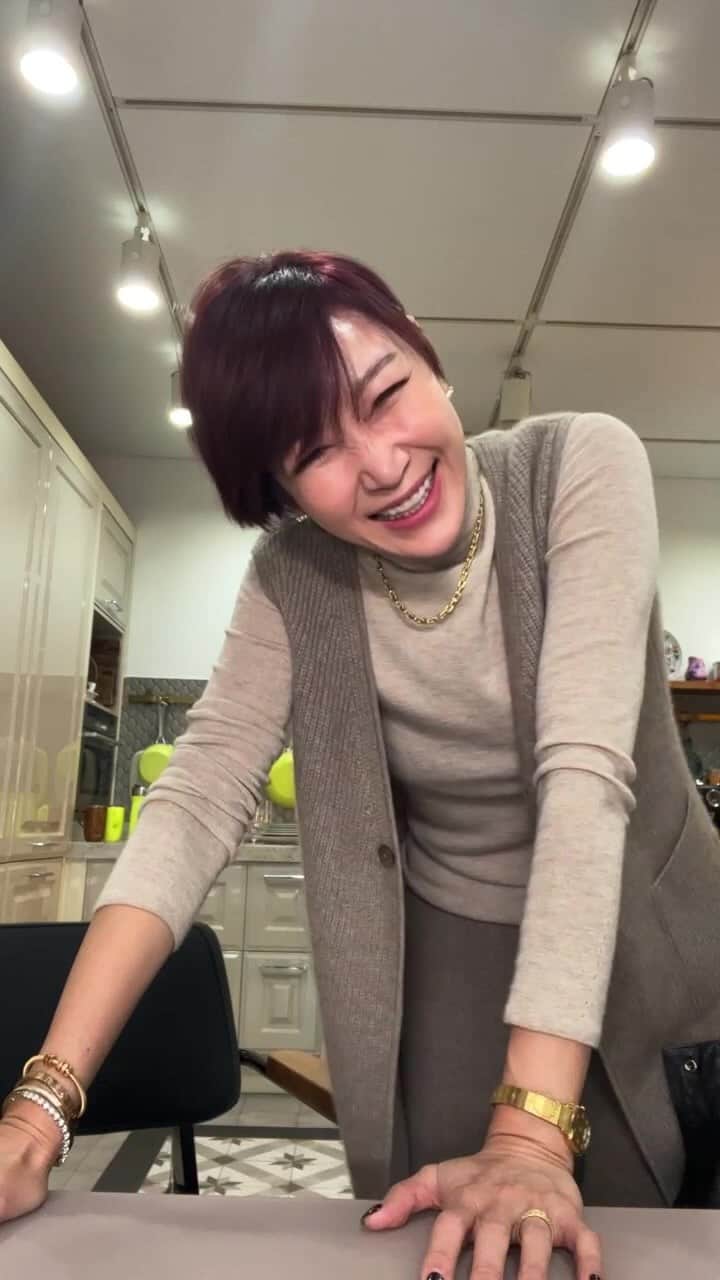 ピョン･ジョンスのインスタグラム：「해맑다!!!!! 참 😁😁 별거 아닌데 우리 가지고있는 옷에  캐시미어만 추가했더니 이리 고급져요  🔛앞으로 할것들도 기대해 주세용  영상 쭉 보심 넘 쉬크하죠  화이트 셔츠의 매치 ! 그레이코트 매치 ! 다른칼라 캐시미어까리의 매치! 미쳤쥬??  제가 항상 얘기하죠? 스스로가 명품이 되야한다고  베이직으로 쉬크하게 하고 연출하세요  1시간 만에 전체soldout  🔛오늘부터 순차배송되요  2차 프리오더오픈  🔛2주만 기둘려요  Syuucashmere 도착할때 같이입을수있어요 내일까지 오픈해 드려용」