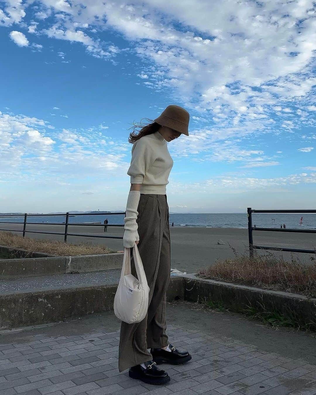 唯可（yuika）のインスタグラム：「海んぽ🌊  TOPS @titeinthestore_official  OUTER @amail_official  PANTS @gu_for_all_  BAG @threefourtime_official  SHOES @lily02tbt コラボシューズ　@orientaltraffic_official   #gifted #アラフォーコーデ#冬コーデ#冬ファッション#ママコーデ#アームウォーマー#男の子ママ#11ヶ月男の子#お散歩コーデ#レインシューズ#ダウンコーデ#高身長コーデ#長身女子#パンツコーデ#stylehinterになりたい」