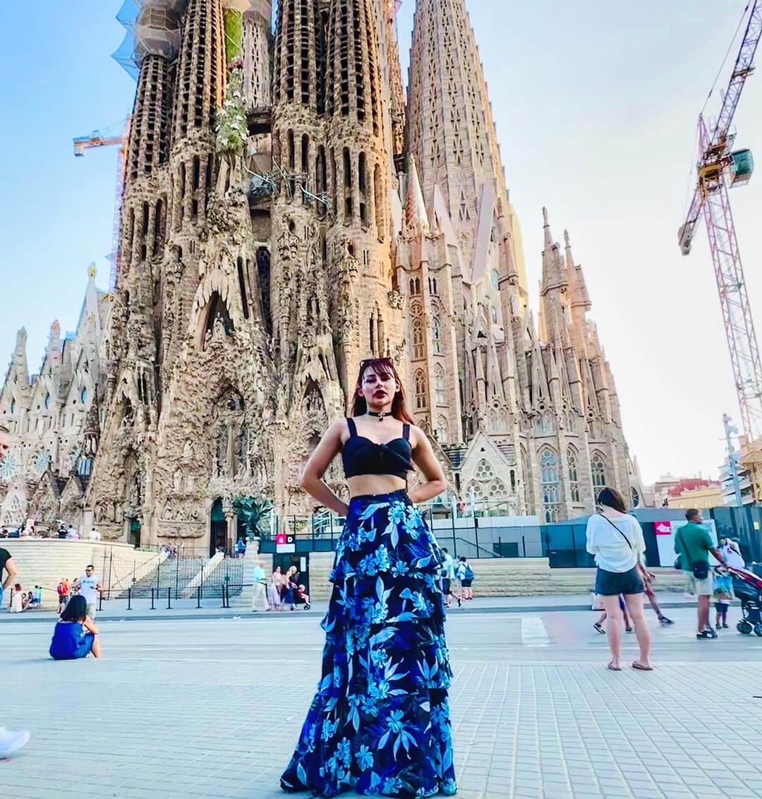 April Imanさんのインスタグラム写真 - (April ImanInstagram)「My favorite thing about Barcelona is all the amazing and interesting and unique architecture 🤩😍 . . . . #apriliman #summertime #summervibes #summerstyle #summeroutfit #ootdfashion #fashionblogger #modellife #modeling #feminine #womanstyle #worldtraveler #globetrotter #europeansummer #europetravel #visitspain #europetour #spaintravel #travelfashion #blueskies #cathedral #europeansummer #spanishtown #spanishgirl #travelinfluencer #lasagradafamilia #sagradafamilia」11月27日 12時17分 - april_iman