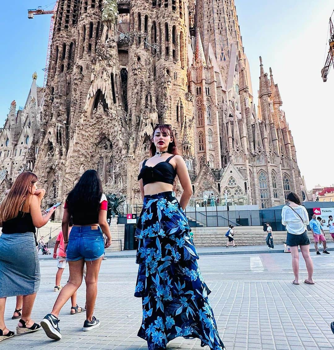 April Imanさんのインスタグラム写真 - (April ImanInstagram)「My favorite thing about Barcelona is all the amazing and interesting and unique architecture 🤩😍 . . . . #apriliman #summertime #summervibes #summerstyle #summeroutfit #ootdfashion #fashionblogger #modellife #modeling #feminine #womanstyle #worldtraveler #globetrotter #europeansummer #europetravel #visitspain #europetour #spaintravel #travelfashion #blueskies #cathedral #europeansummer #spanishtown #spanishgirl #travelinfluencer #lasagradafamilia #sagradafamilia」11月27日 12時17分 - april_iman