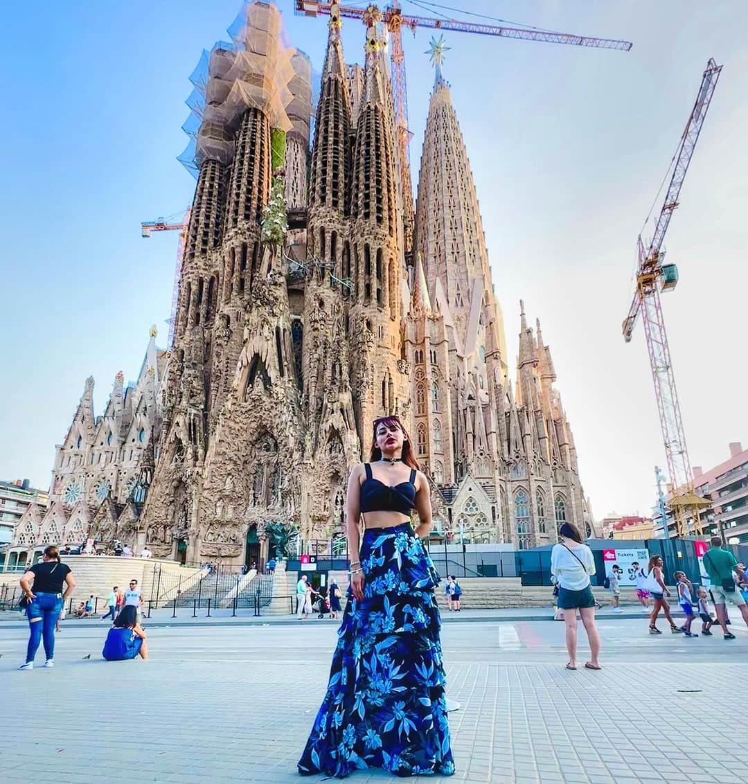 April Imanのインスタグラム：「My favorite thing about Barcelona is all the amazing and interesting and unique architecture 🤩😍 . . . . #apriliman #summertime #summervibes #summerstyle #summeroutfit #ootdfashion #fashionblogger #modellife #modeling #feminine #womanstyle #worldtraveler #globetrotter #europeansummer #europetravel #visitspain #europetour #spaintravel #travelfashion #blueskies #cathedral #europeansummer #spanishtown #spanishgirl #travelinfluencer #lasagradafamilia #sagradafamilia」