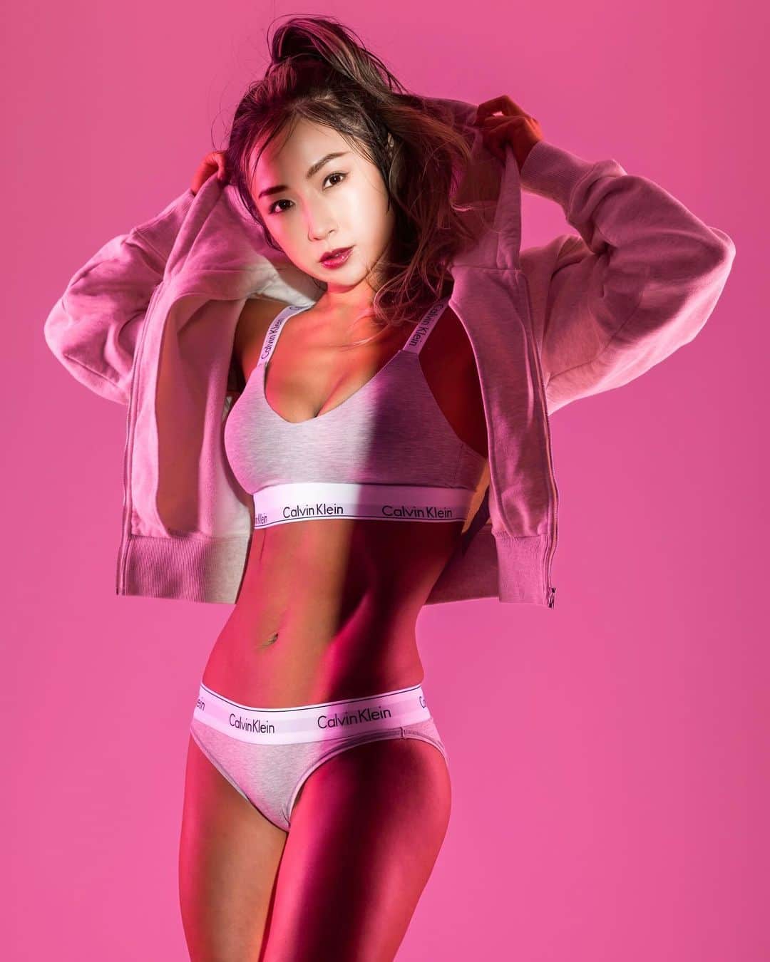 愛川ゆず季のインスタグラム：「40歳にして 愛川ゆず季史上最強な身体❤️‍🔥？！  #頑張るの遅い　🤣 #これからこれから　🤣  @c3ec_creations  #ボディプロフィール #筋トレ女子 #筋トレ #トレーニング女子 #トレーニング #男の子ママ　#ダイエット」