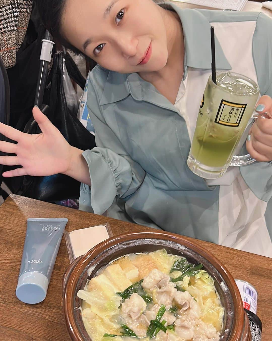 世手子のインスタグラム：「PR  Found a delicious Motsuyaki restaurant👏👏👏 I want you to experience this quality╰(*´︶`*)╯♡ Let's do our best this week too(*≧∀≦*) @jinbee_kawasaki  #もつ焼きじんべえ #川崎グルメ #川崎居酒屋 #川崎ディナー #川崎デート #もつ焼き いってきたよ(^_^) めっちゃ美味しかった（＾_＾） もつのクオリティの高さを是非堪能してほしい(*´∇｀*) もつ鍋のもつもぷりぷり（＾ω＾） スープは白味噌と醤油から選べます（＾_＾） 私は白味噌にした(о´∀`о) あったまるよ(*´꒳`*) こちらのもつ煮込みは絶品😋 串焼きも野菜も全部おいしかったよ(^_^) #ゆがりサワー もなかなか他では飲めない逸品(*^o^*) 楽しすぎた(●´ω｀●) 〆の雑炊もほっこり🥣 デザートはパフェとプリン(*'▽'*) ごちそうさま(((o(*ﾟ▽ﾟ*)o)))♡」