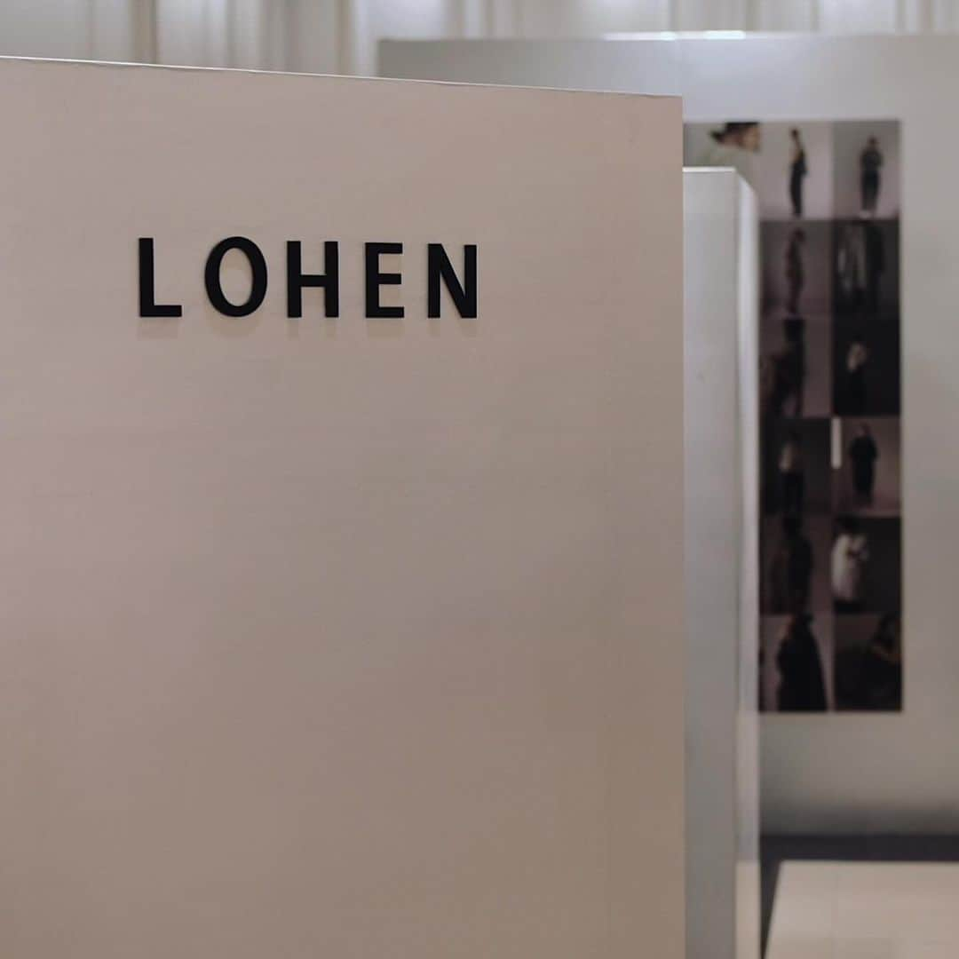 TOMOのインスタグラム：「thank you OSAKA🐙 thank you TOKYO🗼  LOHEN2023AW POPUPが終了致しました。 ご来店頂きました皆様に心よりお礼申し上げます。  毎度ですが、、、 この度も始まる前は誰も来てくれなかったらどうしよう。 と不安を募らせていましたが、 今回も朝早くから沢山のお客様にお並び頂きました。。  皆様LOHENの服を素敵に着て来て下さり胸がいっぱいになりました。  あぁ。ほんとに皆様に支えて頂き、 LOHENが存在して、 自分が前に進めているんだな。 とPOPUP毎に実感してます。  お客様から、 嬉しいお言葉も直接沢山頂き 涙出そうでした。 あー、作ってよかった。 頑張ってよかった。 伝わってよかった。 と思いつつも 沢山の感謝を伝えたいし、 ありがとうの気持ちでいっぱいです！！  AWのPOPUP終了したばかりですがらすでにSSがスタートしております。  今までにない、チャレンジしたデザイン、素材など盛り沢山で 企画しております！！  引き続き、皆様とワクワクドキドキを共有できたらなと思います。 これからもLOHENをよろしくお願いします。  また皆様にお会いできる日を楽しみにしてます😊  　　　　　　　　　TOMO  interior design @makoto_atma @atma_inc   flower decoration  @udayoko  @logiplantsandflowers  @lohen__official #lohen#2023AW#popup」