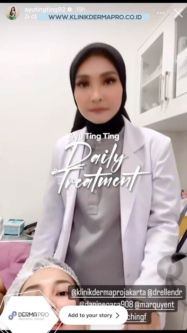 アユ・ティンティンのインスタグラム：「Seglowing ini loh hasil treatment MLB!!   Semakin yakin kan perawatan Milky Laser Booster (MLB) di @klinikdermaprojakarta hasil nya nyata banget, kulit langsung auto Shining Shimmering Splendid 😍 Kayak public Figure @ayutingting92   📞 Phone: 021 567 0627 Whatsapp 1: 0878 8541 8969 Whatsapp 2: 0819 0506 3853 Website: www.klinikdermapro.co.id」