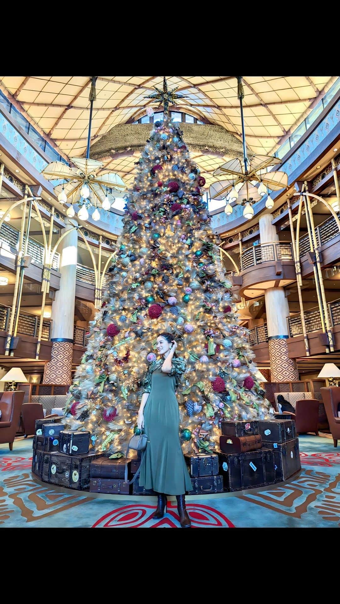 石井里奈のインスタグラム：「香港ディズニーランドのエクスプローラーロッジのクリスマスツリー🎄♥️ キラキラしててとっても綺麗なの🥺💕 アナバウンドでも使えるとおもってた @leja__official のドレスをきて👗 髪の毛のアレンジはママです💕 みんなに美容師みたいと褒めてもらえて嬉しそうでした🌲 . #香港ディズニーランド #クリスマス #クリスマスツリー #christmas #クリスマスコーデ #leja #ヘアアレンジ #簡単ヘアアレンジ #ホテルステイ #hkdisneyland #クリスマスオーナメント #ホリデー」