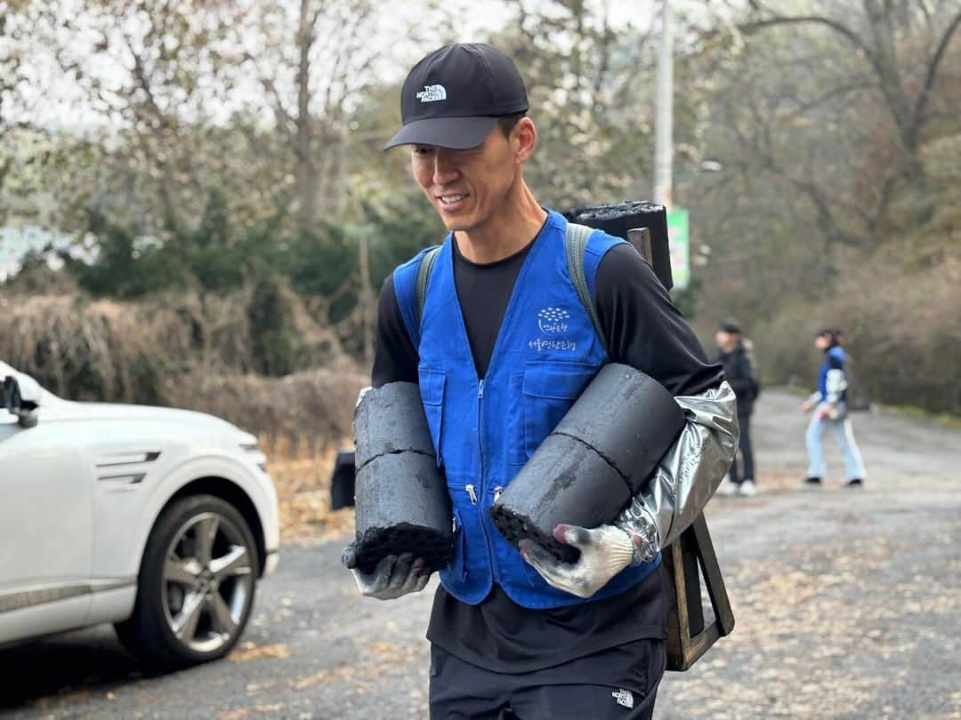 ジヌションのインスタグラム：「🖤2023.11.23 164번째 션과 함께하는 ‘대한민국온도1도올리기’ 연탄 19장 FLEX 나 왜 이렇게 행복해 보이지?  함께 해주신 봉사자분들 감사드립니다! #대한민국온도1도올리기 #연탄봉사  #한장으로300만장의적 #연탄은행」