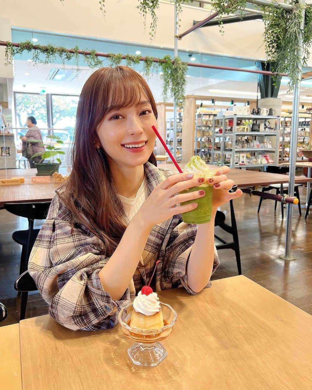 みき みーやんさんのインスタグラム写真 - (みき みーやんInstagram)「休憩タイム🤤♡ . SHIMATORI 米子店 . ここは本が読めたり 生活雑貨が買えたり カフェでお茶をしたり いろんな場面で楽しめるお店❤ . SHIMATORIっていうキャラクターがいて そのネーミングは、島根県の「シマ」と 鳥取県の「トリ」を合わせて 山陰の良さを伝えていきたいという思いを表現した キャラクターなんやって🐓❤ ここにはSHIMATORIグッズもたくさんあったので 気になる方はその場で買えますよ❤ . . 昔ながらのレトロプリン🍮💕 濃いめのお茶が感じられる宇治抹茶スムージー🌿 どっちも旅行で歩き疲れた身体に染み渡ったー🤤♡ . . #PR #大山ワンダー#鳥取観光#大山山麓日野川流域#とっとり旅#鳥取 #鳥取旅行#tottori #とっとり #Japantrip#フリーモデル #グルメ女子 #Japantravel#撮影風景#モデル#撮影モデル#山陰地方#山陰#インスタ映え#関西モデル#ワンピース#ワンピースコーデ#プチプラ#プチプラコーデ#みーやんトラベル鳥取#SHIMATORI #米子市」11月27日 12時30分 - mi_yan0101