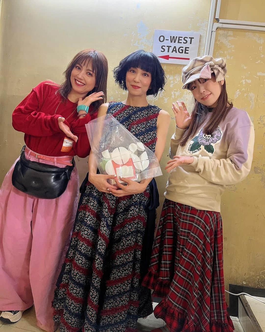 松澤由美さんのインスタグラム写真 - (松澤由美Instagram)「Oiiii💓💓💓  Ela é a minha veterana favorita. Seu nome é "Aki Okui". Fui a um show com minha amiga Mitsuki.  Es mi alumna favorita. Se llama Aki Okui. Fui a un concierto con mi amiga Mitsuki.  She is my favorite senior. Her name is "Aki Okui". I went to the concert with my friend, Mitsuki.  週末は、大好きな先輩❤️ 奥井亜紀さんの　@akiokui  ライブへ行かせていただきました。  神田みつきちゃんと、 ライブ直前ながらご挨拶させていただきました。 おいそがしい中 ありがとうございました♡  こんなに可愛くて、素敵で💓 憧れです✨✨✨ 亜紀さんのファッションも大好き💕  #LosCaballerosdelZodiaco #saintseiya #CaballerosDelZodiaco #KnightsOfTheZodiac #CavaleirosDoZodiaco #LesChevaliersDuZodiaque #Cavalieridellozodiaco  #bandai #聖闘士星矢 #松澤由実 #松澤由美 #yumimatsuzawa #アニソン好きと繋がりたい #松澤由実のアニソンフラッグ #機動戦艦ナデシコ #ゲートキーパーズ #ジバクくん #snow #ラグナロクマスターズ」11月27日 12時33分 - yumimatsuzawa