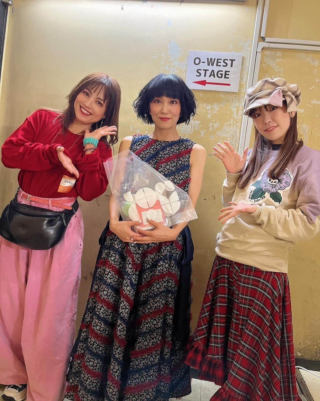 松澤由美さんのインスタグラム写真 - (松澤由美Instagram)「Oiiii💓💓💓  Ela é a minha veterana favorita. Seu nome é "Aki Okui". Fui a um show com minha amiga Mitsuki.  Es mi alumna favorita. Se llama Aki Okui. Fui a un concierto con mi amiga Mitsuki.  She is my favorite senior. Her name is "Aki Okui". I went to the concert with my friend, Mitsuki.  週末は、大好きな先輩❤️ 奥井亜紀さんの　@akiokui  ライブへ行かせていただきました。  神田みつきちゃんと、 ライブ直前ながらご挨拶させていただきました。 おいそがしい中 ありがとうございました♡  こんなに可愛くて、素敵で💓 憧れです✨✨✨ 亜紀さんのファッションも大好き💕  #LosCaballerosdelZodiaco #saintseiya #CaballerosDelZodiaco #KnightsOfTheZodiac #CavaleirosDoZodiaco #LesChevaliersDuZodiaque #Cavalieridellozodiaco  #bandai #聖闘士星矢 #松澤由実 #松澤由美 #yumimatsuzawa #アニソン好きと繋がりたい #松澤由実のアニソンフラッグ #機動戦艦ナデシコ #ゲートキーパーズ #ジバクくん #snow #ラグナロクマスターズ」11月27日 12時33分 - yumimatsuzawa