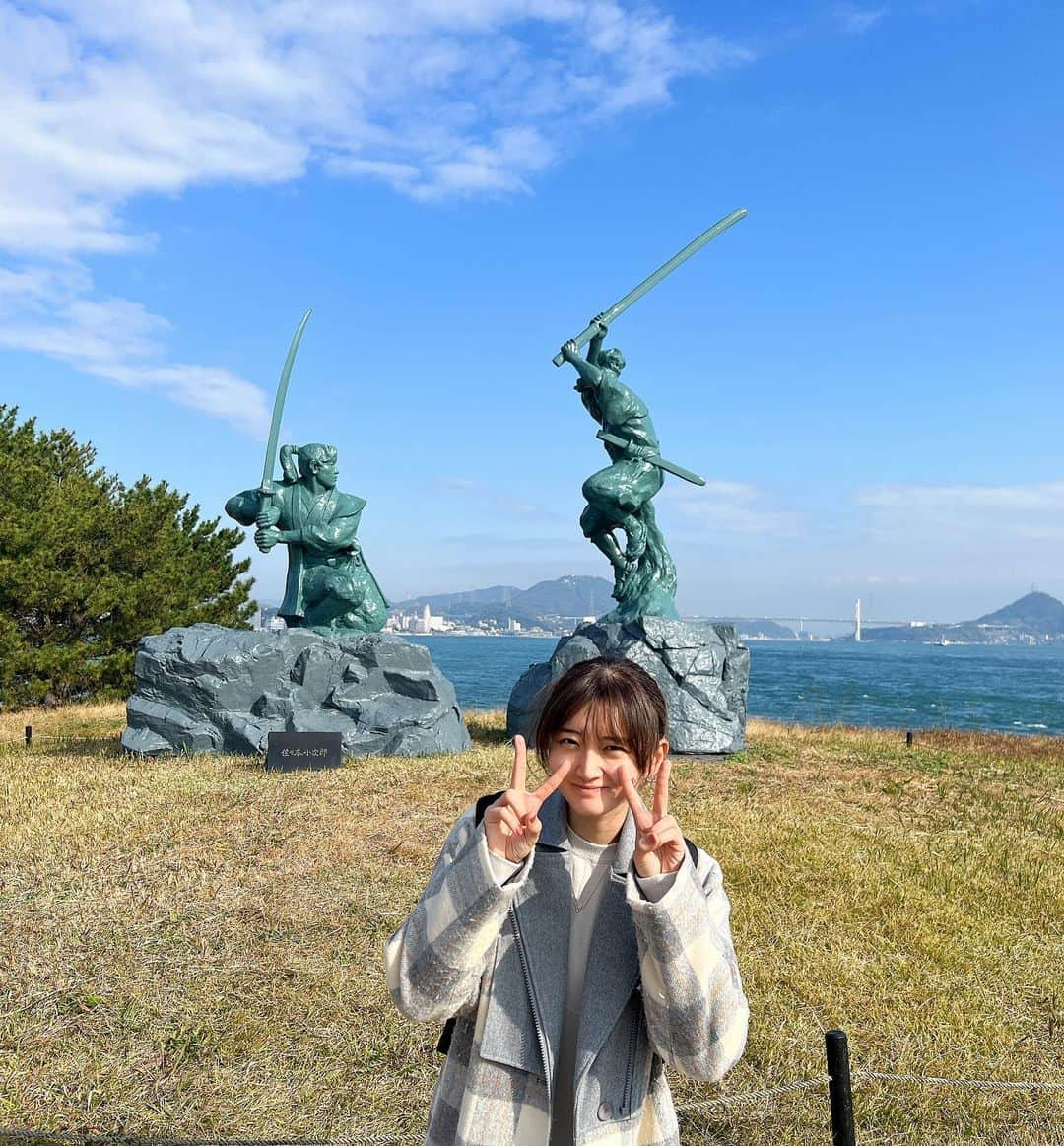 山根綺さんのインスタグラム写真 - (山根綺Instagram)「北九州小倉2日目！ 飛行機までの限られた時間で巌流島に行ってきました！ 宮本武蔵と佐々木小次郎が決闘した場所✨ マネージャーさんが電車とフェリーとバスの時間を、全部分刻みで調べてくださってなんとか行くことが出来ました...感謝...😭😭 関門海峡も見られて、山口県にも上陸出来るなんて。。☺️ 本当にありがとうございます！！🙏🏻  『鬼武者』を思い出しながら歩きました。 アニメ8話の最後に武蔵が船で向かうところ、島に船のモニュメントがしっかり置いてあって、この場所かあ〜！！って感動した。。 この島だけ時間がゆっくり流れていて、 不思議な空気に包まれていました。最高だった！！ 『鬼武者』まだ見ていない皆様、是非Netflixでご覧くださいね✨  #福岡 #北九州 #小倉 #巌流島 #関門海峡 #KPF2023 #宮本武蔵 #佐々木小次郎 #船旅 #鬼武者 #netflix」11月27日 12時34分 - yaya_usap