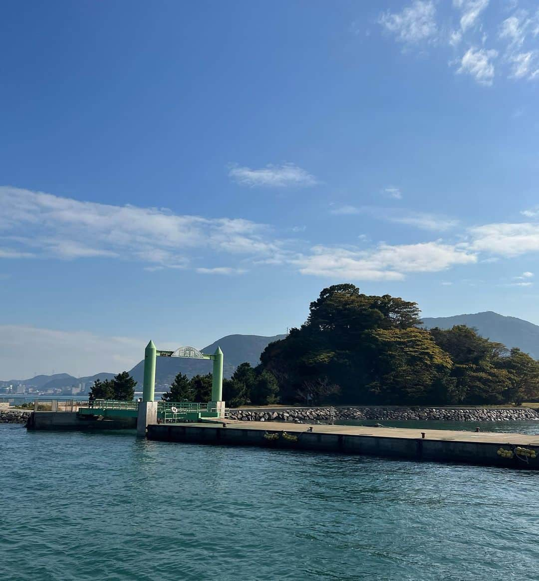 山根綺さんのインスタグラム写真 - (山根綺Instagram)「北九州小倉2日目！ 飛行機までの限られた時間で巌流島に行ってきました！ 宮本武蔵と佐々木小次郎が決闘した場所✨ マネージャーさんが電車とフェリーとバスの時間を、全部分刻みで調べてくださってなんとか行くことが出来ました...感謝...😭😭 関門海峡も見られて、山口県にも上陸出来るなんて。。☺️ 本当にありがとうございます！！🙏🏻  『鬼武者』を思い出しながら歩きました。 アニメ8話の最後に武蔵が船で向かうところ、島に船のモニュメントがしっかり置いてあって、この場所かあ〜！！って感動した。。 この島だけ時間がゆっくり流れていて、 不思議な空気に包まれていました。最高だった！！ 『鬼武者』まだ見ていない皆様、是非Netflixでご覧くださいね✨  #福岡 #北九州 #小倉 #巌流島 #関門海峡 #KPF2023 #宮本武蔵 #佐々木小次郎 #船旅 #鬼武者 #netflix」11月27日 12時34分 - yaya_usap