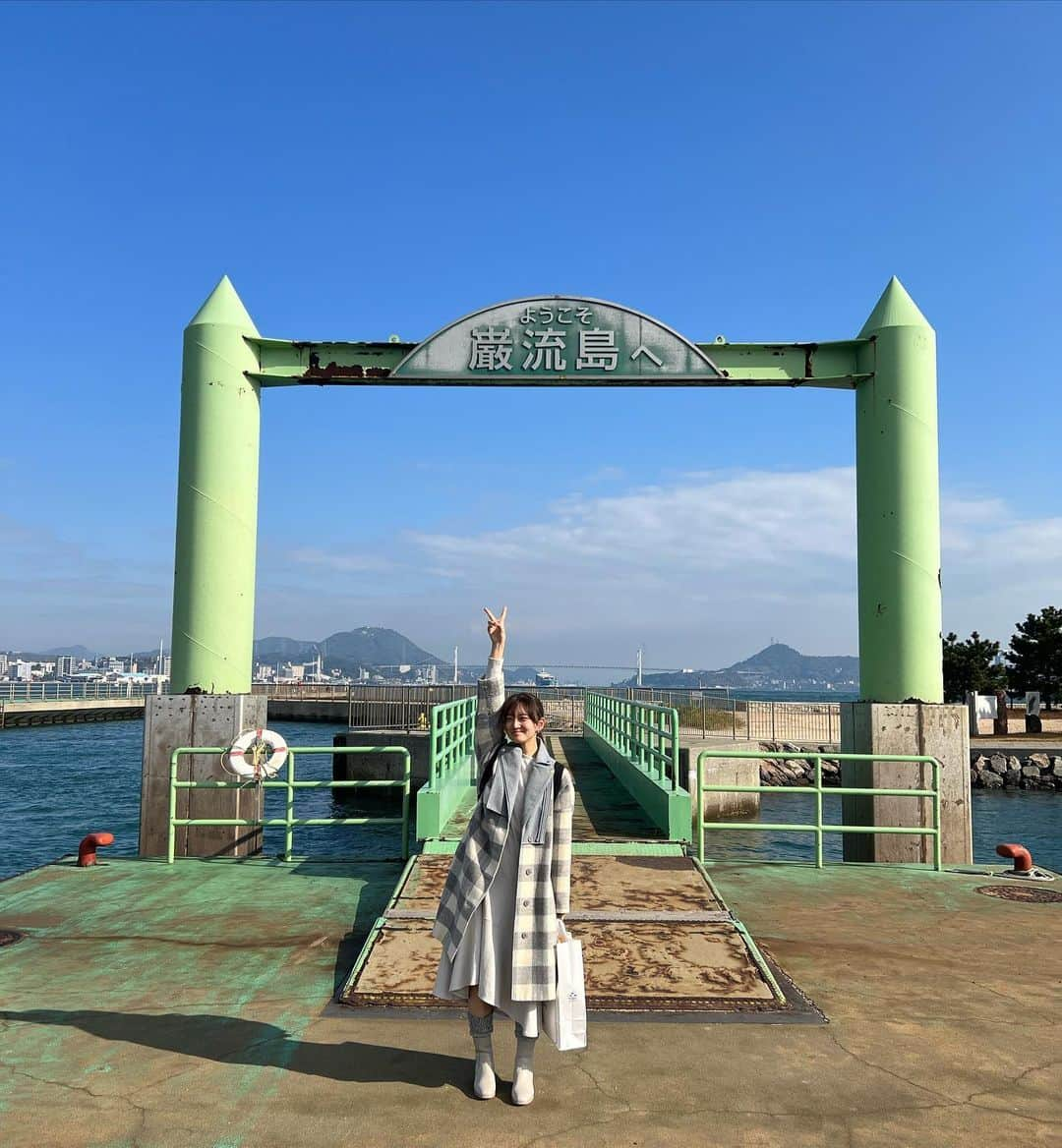 山根綺のインスタグラム：「北九州小倉2日目！ 飛行機までの限られた時間で巌流島に行ってきました！ 宮本武蔵と佐々木小次郎が決闘した場所✨ マネージャーさんが電車とフェリーとバスの時間を、全部分刻みで調べてくださってなんとか行くことが出来ました...感謝...😭😭 関門海峡も見られて、山口県にも上陸出来るなんて。。☺️ 本当にありがとうございます！！🙏🏻  『鬼武者』を思い出しながら歩きました。 アニメ8話の最後に武蔵が船で向かうところ、島に船のモニュメントがしっかり置いてあって、この場所かあ〜！！って感動した。。 この島だけ時間がゆっくり流れていて、 不思議な空気に包まれていました。最高だった！！ 『鬼武者』まだ見ていない皆様、是非Netflixでご覧くださいね✨  #福岡 #北九州 #小倉 #巌流島 #関門海峡 #KPF2023 #宮本武蔵 #佐々木小次郎 #船旅 #鬼武者 #netflix」