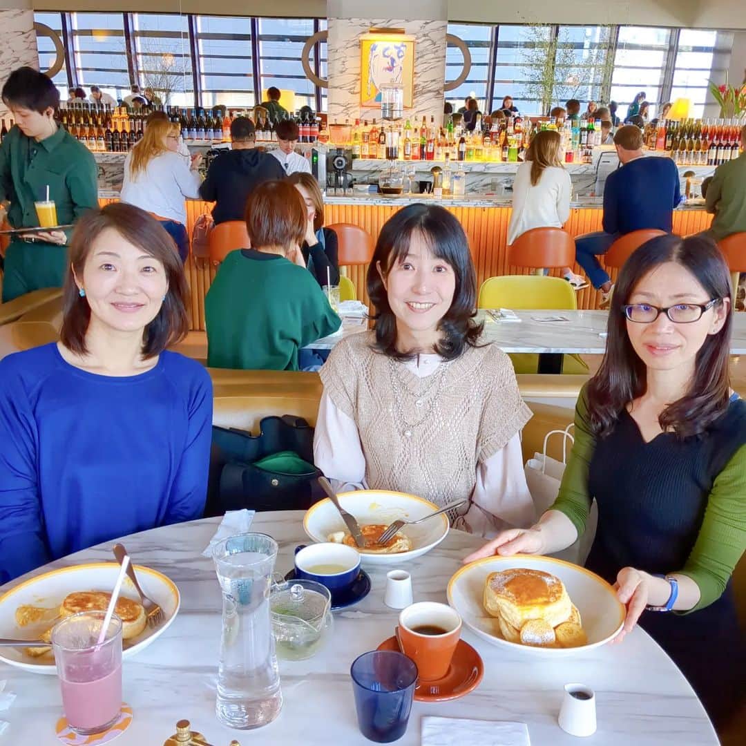 桑原麻美のインスタグラム：「銀座で世界一の朝食を✨  10年以上前のシドニー以来、　 2度目のbills。  大学時代の同級生と楽しみました♪  友人たちと一緒となると、 味わうよりもおしゃべりに夢中♥  ハッピーな1日のスタート♪」