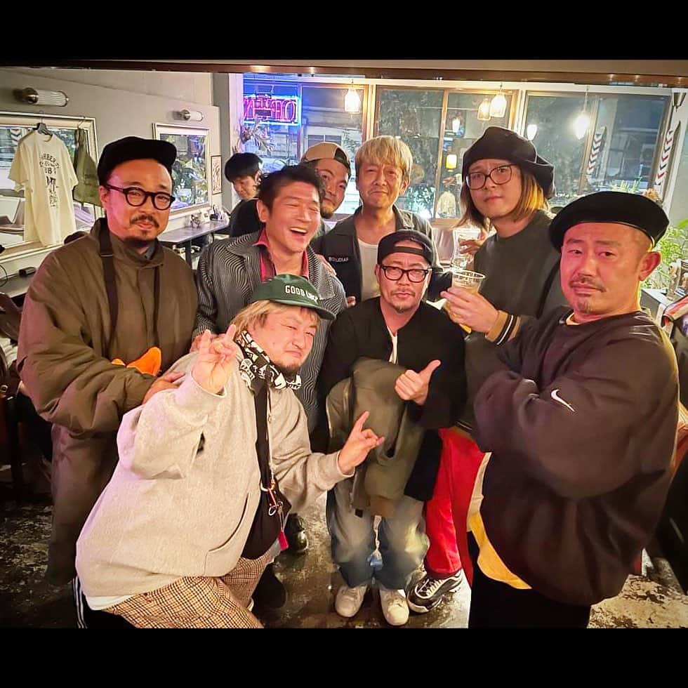 MONKYのインスタグラム：「関西4日目は朝から元町alchemyにEXOTIC SKATESで集まって新曲リハーサル♬  僕が持ってきた楽譜を見ながら、どんどん曲に目鼻がついて、出来あがっていくクリエイティブな時間が楽しい。  いい曲ができてるぽい。  それから4人で忘年会！  ふらっと入った居酒屋でチキンジョージのマサル氏に遭遇。  なんだか嬉しくてテンション上がる。 いろいろ話せてよかったよかった。  そしてメンバーでいつもの中華屋に行って爆食い！！  TOMOHIKOが一平さんとタイキさんと近くでライブしているということで、みんなで突撃！ @heavyloopertomohiko   ライブにも混ぜてもらってめっちゃめちゃ盛り上がりました。 たのしかったなぁ。 ありがとうございました！  そして、EXOTIC SKATESのスーツを新たに作ろう！ということで西村さんのお店へ。 @sunjunglefever   生地から形からボタンに糸の色など、めちゃくちゃいっぱいオーダーできるので、２回目だし、今回は楽しい仕掛けをお願いしたり。 出来上がるのが、ほんとに楽しみだー！！！  そして、ラーメンを食べに行くというメンバーと別れて南京町のバー、ケネスへ。  トモヒコや一平さん達と合流してワイワイ♬  沢山のいい出会いがあった1日に感謝！！  そして今日は梅田ロイヤルホースにてThe Skeletons  ハードバップの名曲を味わいにきてね！　  んでもって明日は神戸サンキタ広場で若手注目株のコイチくんとDUOやってます。 @koiti_sawagi   ふらりと遊びに来て下さい〜♬」