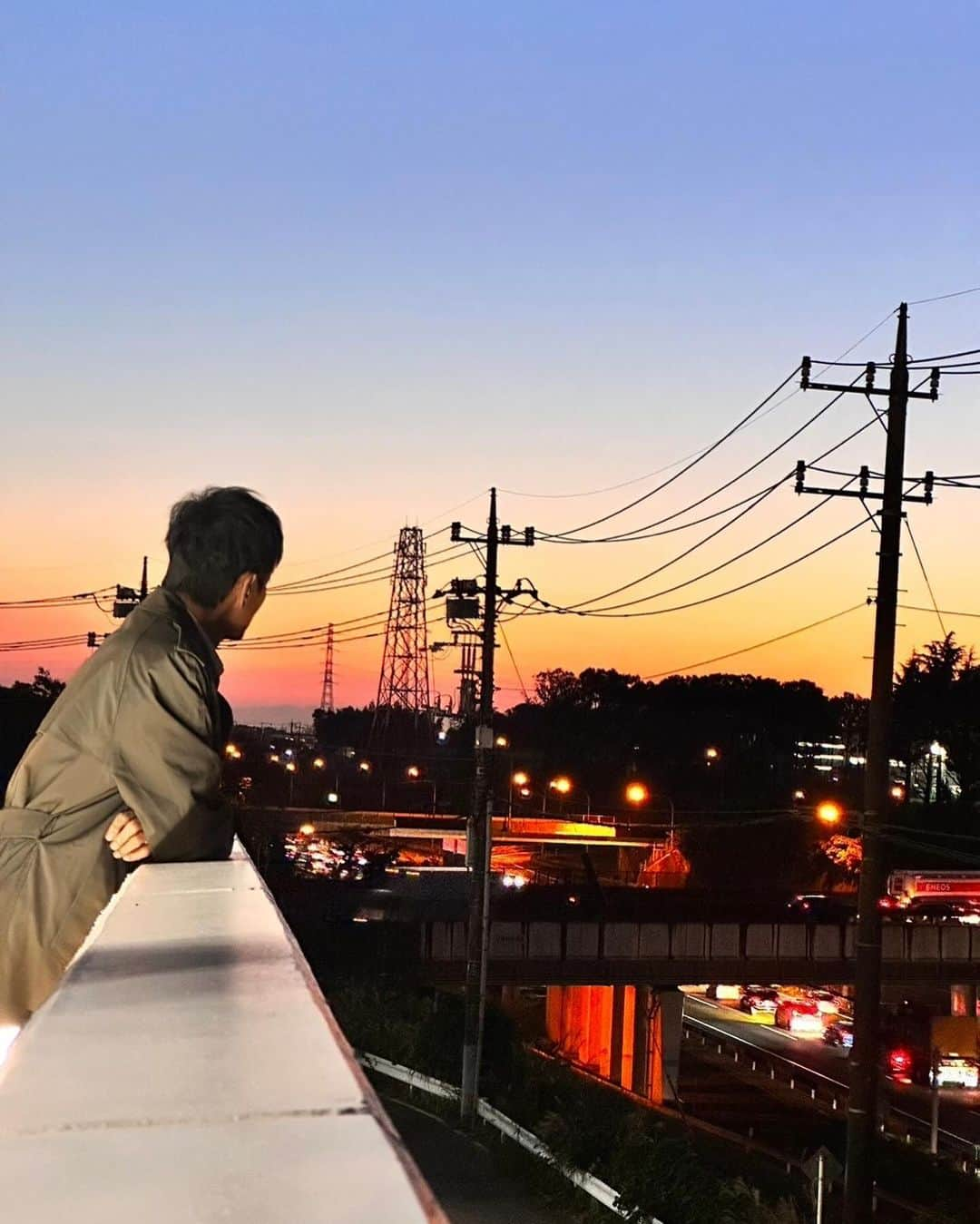 沢村一樹さんのインスタグラム写真 - (沢村一樹Instagram)「. 夕陽。  私のマネージャー・i氏は後ろ姿がお好みなのか、後ろ姿率高めです。  #トクメイ」11月27日 12時39分 - ikki_sawamura_official