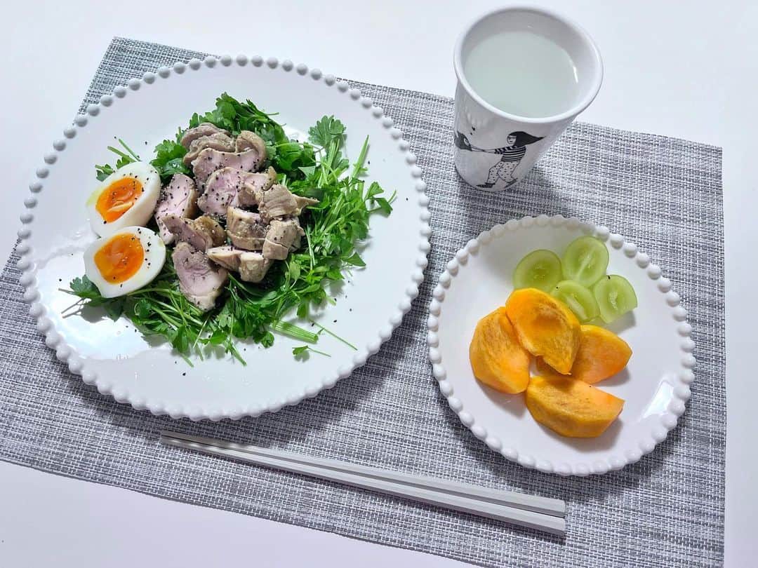 笹口直子のインスタグラム：「いつかのおうちご飯🥗 ついついご飯が後回しになるから、ちゃんと食べて忙しい時期を乗り越えましょ。 と思うんだけどなかなかね。  #おうちご飯 #サラダチキン」