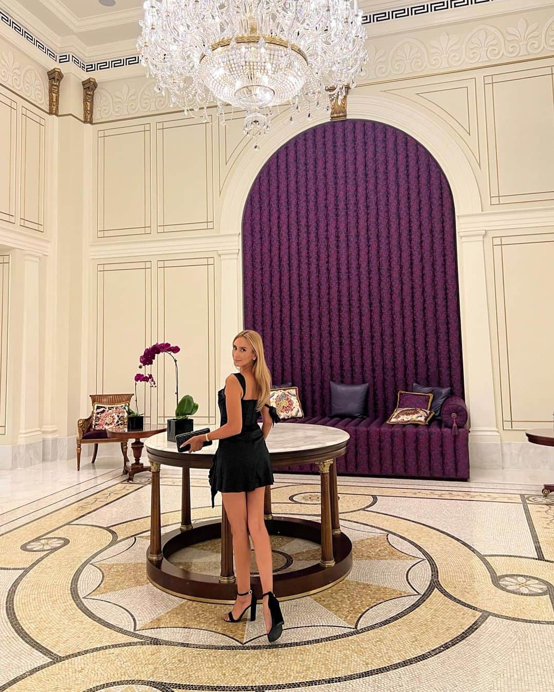 MALIAさんのインスタグラム写真 - (MALIAInstagram)「𝑁𝑜𝑡𝑡𝑒 𝐼𝑡𝑎𝑙𝑖𝑎𝑛𝑜🇮🇹🧀🍷✨ Italia大使館主催のpartyは Versace Hotelでの開催でした👑 入り口には空港に設置されている セキュリティー検査を通過しないと 会場に入れなかったりと厳重検査も 各国の大使がいらしていたから🌏✨ 日本総領事にも先日の就任パーティ以来に お会いできご挨拶しました☺️🩷✨ ⁡ Dubaiにはたくさん素敵なHotelがありますが その中でもVersace Hotelはだいすきです♥️ とっても華やかで綺麗なの非日常を味わえるのも 一流Hotelの魅力ですよね☺️✨ ⁡ #MaliaDubailife #Dubai #VercerceHotel」11月27日 12時41分 - maliarehman