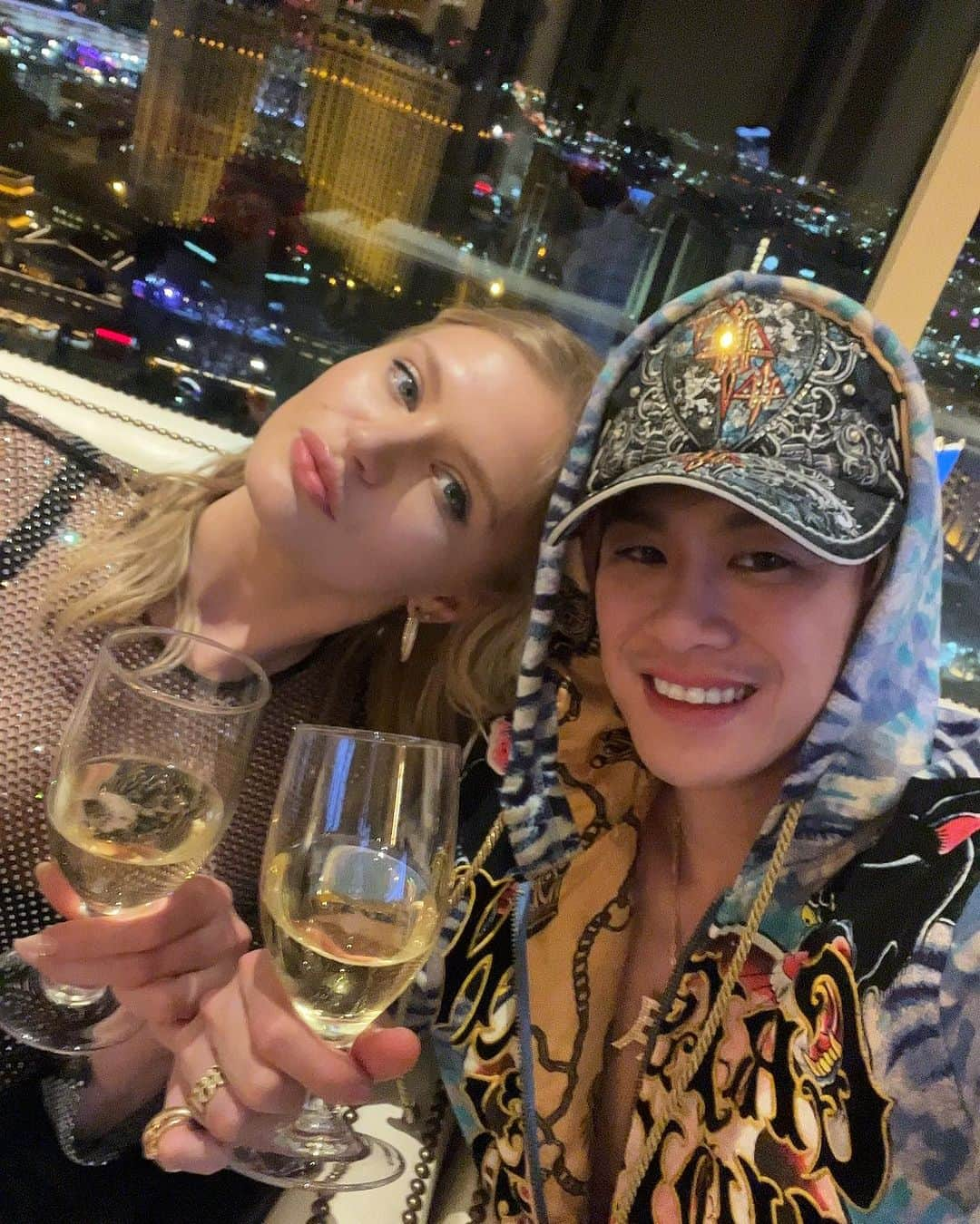 TOMOROさんのインスタグラム写真 - (TOMOROInstagram)「I had a great time in F1 Las Vegas🏁🏎️🔥🏆✨  We went to Bellagio casino after F1💰🎰✨  It was so great time in Las Vegas, gonna be great memory❤️✨@kristinagromovaite   @f1 @f1lasvegas   #LasVegas #f1 #f1LasVegas #TOMORO #japaneserapper」11月27日 12時43分 - tomoro_king6666