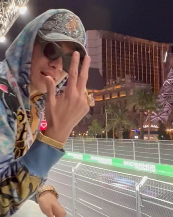 TOMOROのインスタグラム：「I had a great time in F1 Las Vegas🏁🏎️🔥🏆✨  We went to Bellagio casino after F1💰🎰✨  It was so great time in Las Vegas, gonna be great memory❤️✨@kristinagromovaite   @f1 @f1lasvegas   #LasVegas #f1 #f1LasVegas #TOMORO #japaneserapper」
