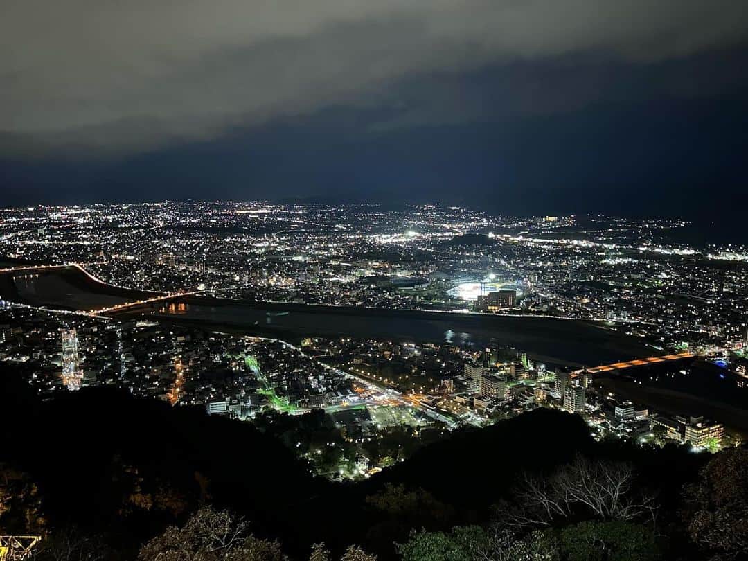 濱田隼さんのインスタグラム写真 - (濱田隼Instagram)「岐阜で夜景を満喫しました。  去年は木村拓哉さんも見た景色。 肌寒さを感じる中で、心は温まりました。  #岐阜 #金華山 #夜景」11月27日 12時44分 - shun_hamada_nbn