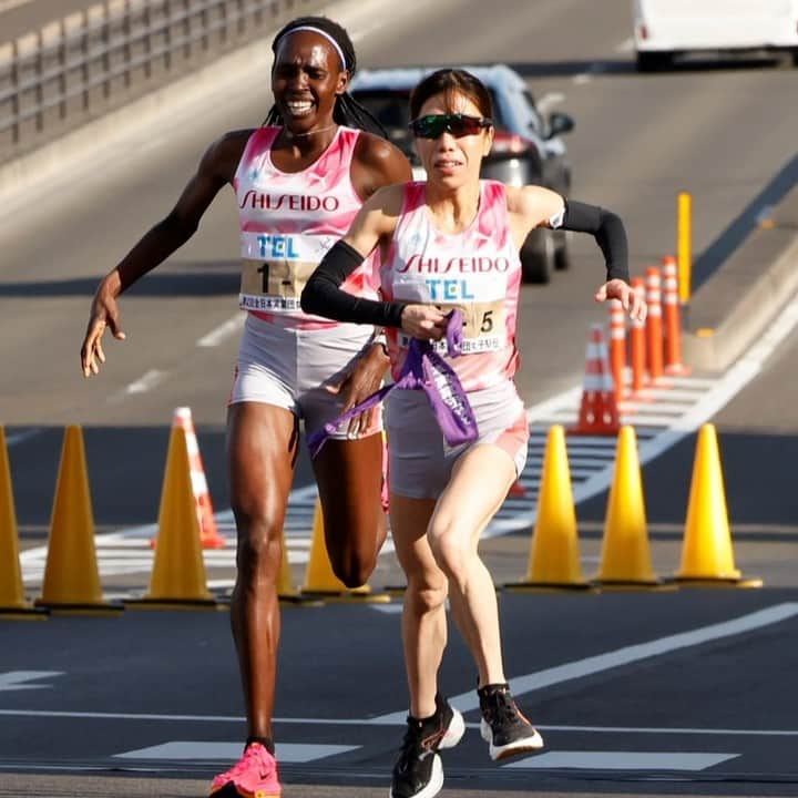 資生堂 Shiseido Group Shiseido Group Official Instagramのインスタグラム：「We are proud to announce that our Shiseido Running Club has come in fourth place in the Queen’s Ekiden (Relay Marathon) in 2:15:07 on November 26, 2023.  We will continue to support the active and beautiful lifestyle of all sports lovers.  Learn more: https://corp.shiseido.com/en/sports/  資生堂ランニングクラブ は、11/26(日)に行われた第43回全日本実業団対抗女子駅伝競走大会（クイーンズ駅伝）に出場し、2時間15分07秒で4位入賞しました！ 多くの皆さまに応援いただきまして、ありがとうございました。 当社はこれからも、スポーツを愛するすべての人たちのアクティブで美しい生き方を応援します。  ランニングクラブHP：https://run.shiseido.com/jp/  #Shiseido #資生堂 #ShiseidoRunningClub #Ekiden #駅伝 #queensekiden」