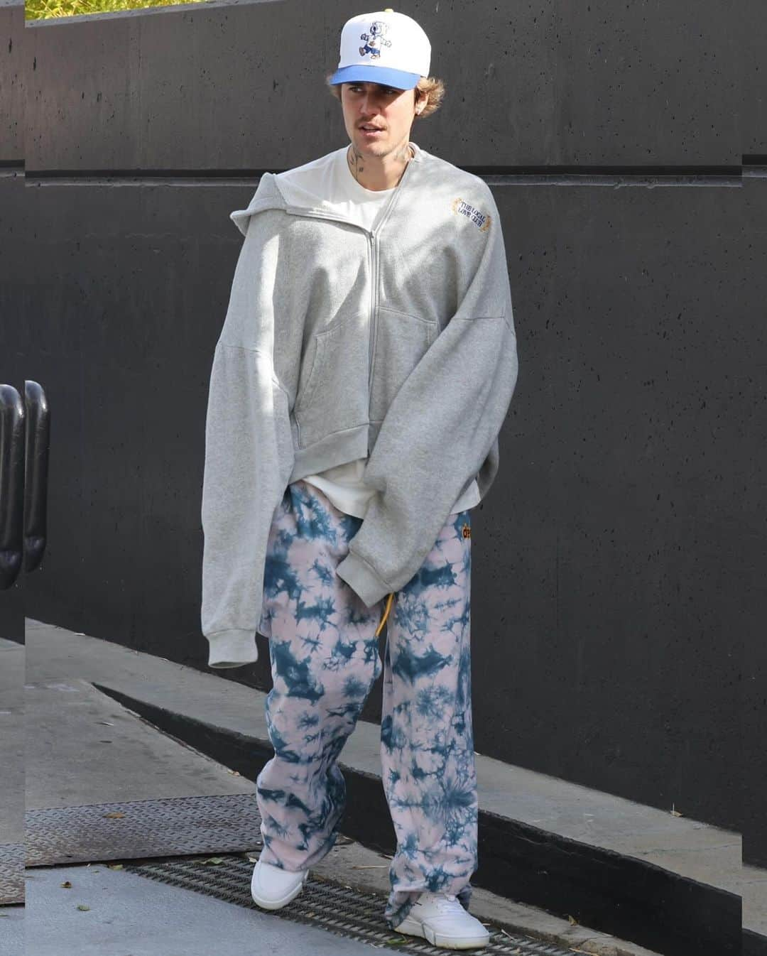 Just Jaredさんのインスタグラム写真 - (Just JaredInstagram)「Justin Bieber seen sharing a sweet hug with a friend while leaving brunch on Sunday with Hailey Bieber. #JustinBieber #HaileyBieber Photos: Backgrid」11月27日 12時48分 - justjared