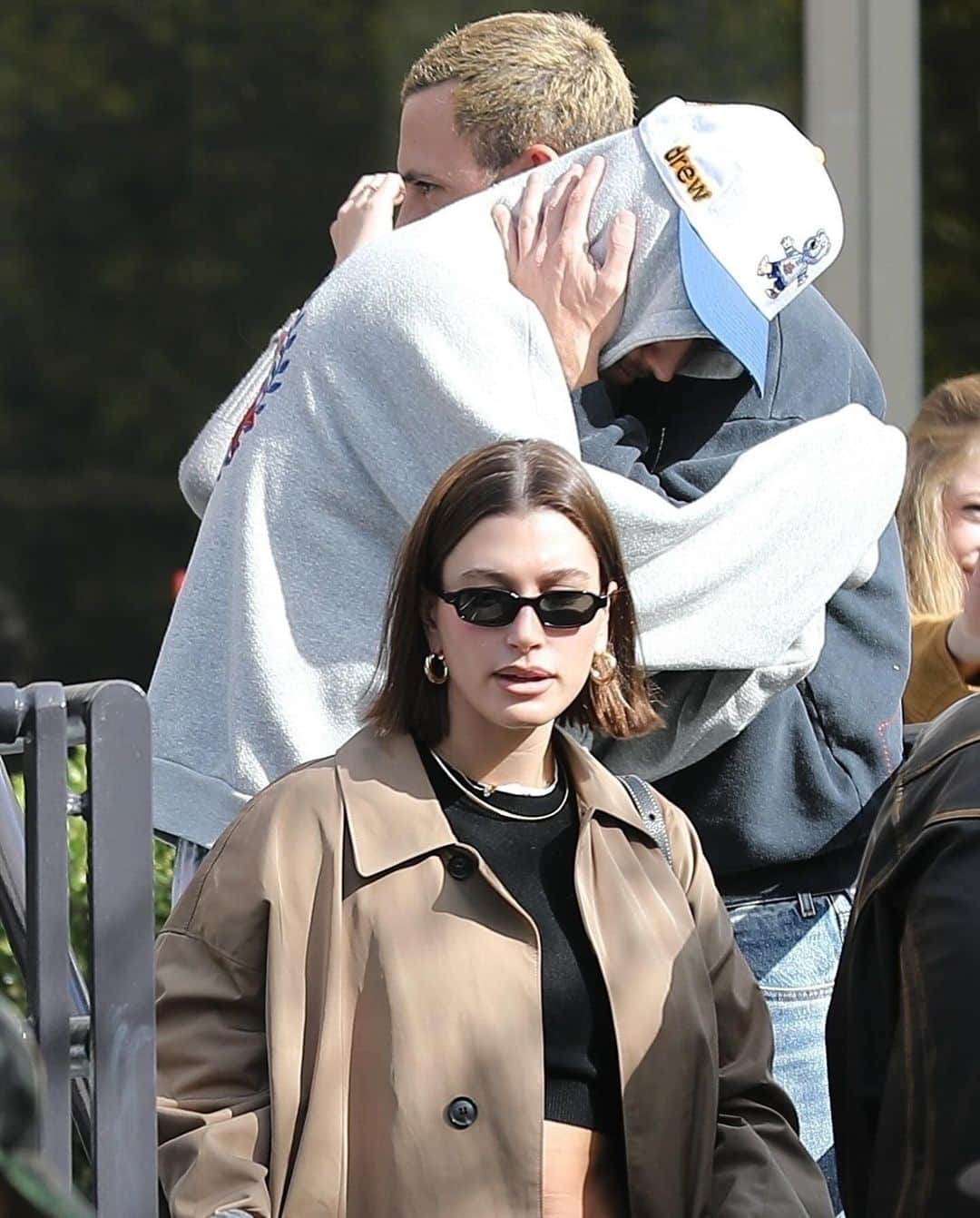 Just Jaredさんのインスタグラム写真 - (Just JaredInstagram)「Justin Bieber seen sharing a sweet hug with a friend while leaving brunch on Sunday with Hailey Bieber. #JustinBieber #HaileyBieber Photos: Backgrid」11月27日 12時48分 - justjared