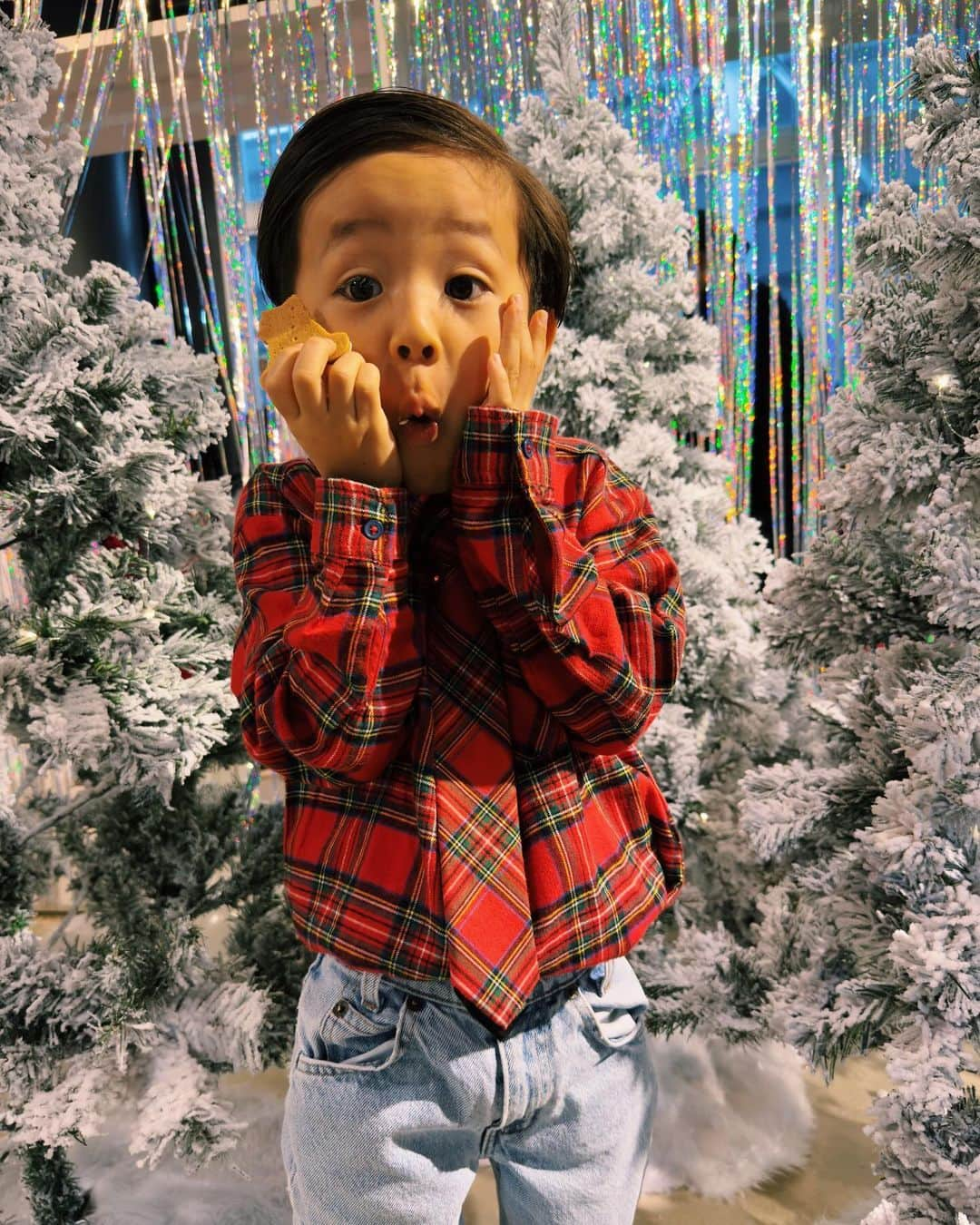 宮城舞さんのインスタグラム写真 - (宮城舞Instagram)「先日の @hm_kids  Xmas party🎄❤️❤️❤️  子供達と3人での3ショットって あんまりないから嬉しい📸👩‍👧‍👦  @hm_kids でゲットした ホリデーらしい赤チェックで 兄妹合わせて行ったよ❤️💚🖤  にーにの裏テーマは ホームアローン🤣 裏でもないかw わかりやすすぎるテーマですね🤣  子供達の集合写真も 個性出ててかわいしゅぎ♡  #hm #hmkids」11月27日 12時52分 - mai_miyagi