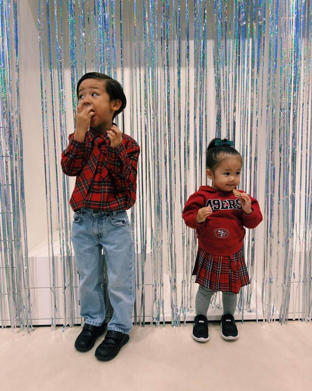 宮城舞さんのインスタグラム写真 - (宮城舞Instagram)「先日の @hm_kids  Xmas party🎄❤️❤️❤️  子供達と3人での3ショットって あんまりないから嬉しい📸👩‍👧‍👦  @hm_kids でゲットした ホリデーらしい赤チェックで 兄妹合わせて行ったよ❤️💚🖤  にーにの裏テーマは ホームアローン🤣 裏でもないかw わかりやすすぎるテーマですね🤣  子供達の集合写真も 個性出ててかわいしゅぎ♡  #hm #hmkids」11月27日 12時52分 - mai_miyagi