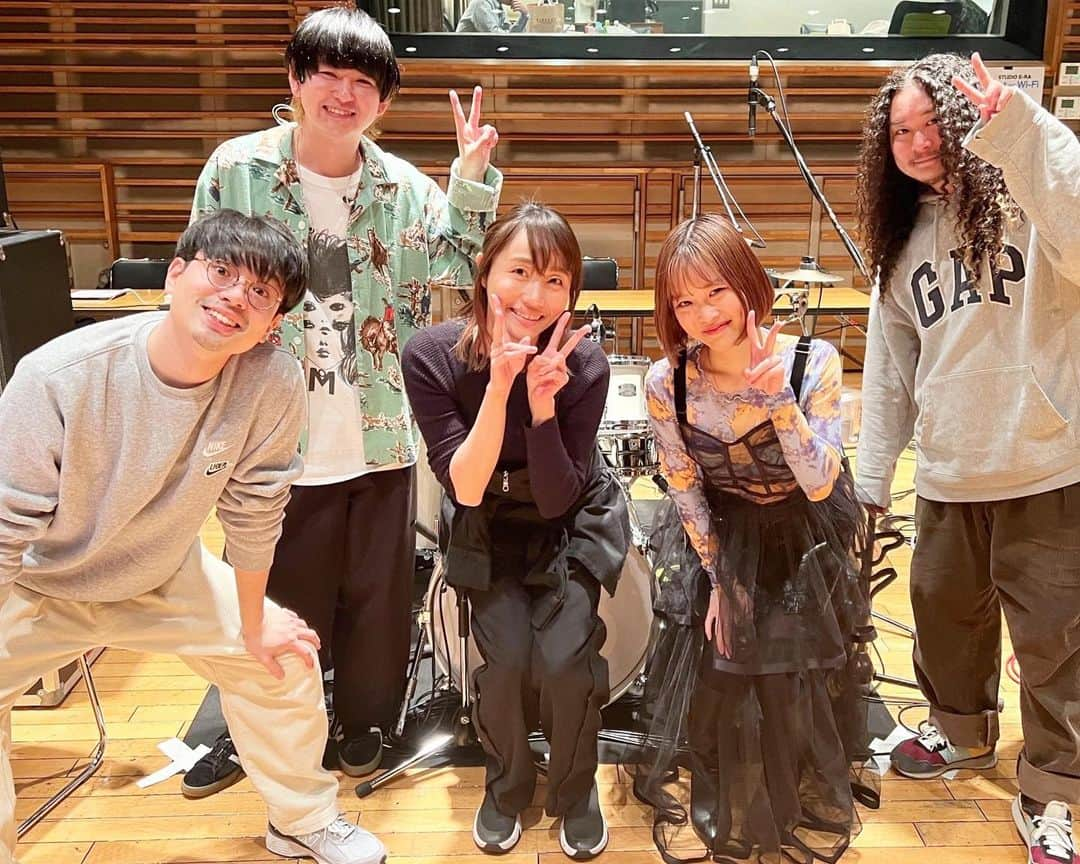 矢井田瞳のインスタグラム：「スペシャルハウスバンド 「GO!GO!HAPPYバンド」🎸の皆さま素晴らしかった🥺✨  演奏が素晴らしいのはもちろんのこと、 今の私が忘れていたもの、みたいなものをたくさん思い出させてくれました。✨  良い音をいっぱい浴びさせてもらって、しゃーわせ🫶  ありがとうございました！  Ba.&リーダー:ハマ・オカモト(OKAMOTO’S) @hama_okamoto   Gt.:Rei @guita_rei   Key.:大樋祐大(SANABAGUN.) @talebsbass   Dr.:岡本啓佑(黒猫チェルシー) @okamoto_keisuke」