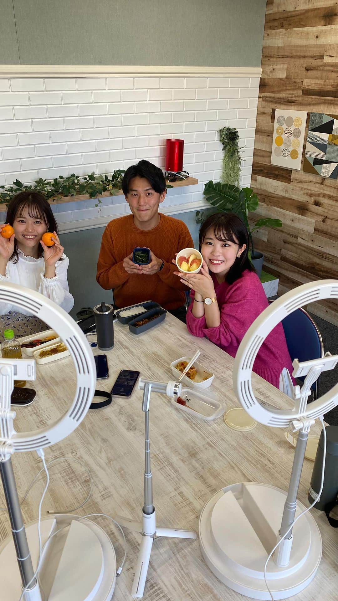 広島ホームテレビ「HOME NEXT neo」のインスタグラム：「第三弾新人アナウンサーインスタLIVE！  それぞれのお弁当を披露しました🍱  みんなでランチしましょう♪  #インスタライブ #新人アナウンサー #お弁当 #ランチ」