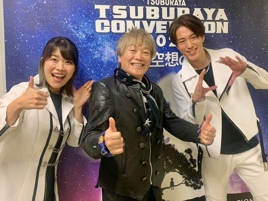 たけるさんのインスタグラム写真 - (たけるInstagram)「ウルトラマン魂2023、燃え尽きました😭・ ・ オープニングからあり得ない位の盛り上がり。熱気が渦巻き、会場が揺れる程の大合唱‼️・ ・ MCという大役を任されドキドキの中、客席から沢山の声援をありがとうございました🙇‍♂️・ ・ そして今回のものすごく有り難いコラボ‼️・ ・ もーーーー最高でした。水木一郎さんから光を頂いたオーブの祈りを他でもない影山さんと歌えた事。歌いながら不思議な力が湧いてきて、あぁ、きっと水木さんが支えて下さっている、と確かにその存在をステージで感じられました。・ ・ GO AHEAD すすめ！ウルトラマンゼロは、つるの剛士さんと。事前リハが出来なかった関係で当日初めて合わせたにも関わらず、抜群の包容力でリードして下さいました。サビの三声でのハモリ、気持ち良かったなぁ〜‼️・ ・ 濱田龍臣くんとはGEEDの証を。リクとジードが二人並んだ姿に大興奮🤩ご一緒する度に力強くなっていく歌声に感動でした🥺・ ・ そして、松原剛志さんとのウルトラマンメビウス。今まで何度かこの曲でコラボをさせて頂きましたが、昨夜は特に楽しかった‼️ボイジャーにとって、平成ウルトラソングの一番近しい先輩。勇気そのものの、優しく伸びのある歌声、憧れです。・ ・ 『ずっとやりたかった事だからね〜』・ ・ 終演後、お世話になっているスタッフさんのホッと一息つきながら漏らした一言と安堵の表情が印象的でした。・ ・ どれだけの人が、どれだけの想いをもってこのライブを企画し、準備し、実現させてくれたんだろうと考えるだけでウルウル。・ ・ ウルトラソングと出会えた事、ウルトラソングを愛してくださる皆様と出会えた事に改めて心から感謝です。・ ・ ツブコンはまた二年後‼️ ウルトラマン魂、また絶対開催されますようにーーーー‼️・ ・ ・ #ツブコン #ツブコン2023 #空想の力 #ウルトラマン魂 #東京ドームシティ #TDCホール #真夏竜 さん #福沢良一 さん #前田達也 さん #つるの剛士 さん #濱田龍臣 さん #影山ヒロノブ さん #遠藤正明 さん #きただにひろし さん #オーイシマサヨシ さん #松原剛志 さん #screenmode さん #畠中祐 さん #佐久間貴生 さん #ボイジャー #TAKERU #瀬下千晶 #ウルトラマン」11月27日 12時56分 - take_yan78