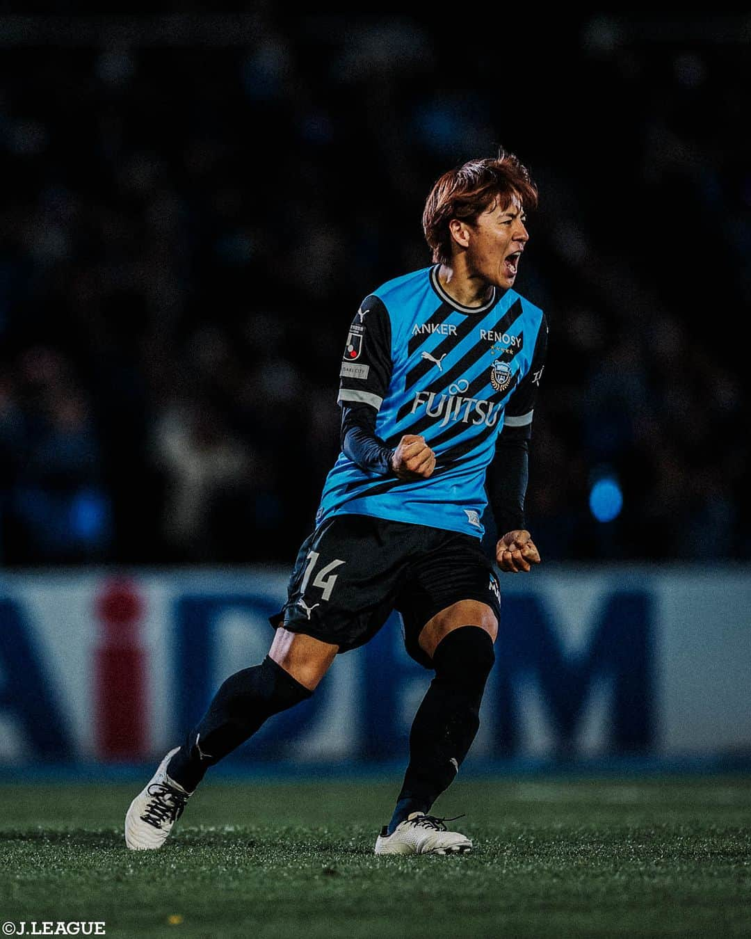 Ｊリーグさんのインスタグラム写真 - (ＪリーグInstagram)「📸𝐉.𝐋𝐄𝐀𝐆𝐔𝐄 𝐏𝐡𝐨𝐭𝐨𝐠𝐫𝐚𝐩𝐡⚽  ∼明治安田生命Ｊ１リーグ第33節∼ 悲喜こもごも、様々な感情が飛び交った週末。 重要なポイントとなった今節の表情をお届け✨  #湘南ベルマーレ #岡本拓也 #鈴木章斗  #ヴィッセル神戸 #酒井高徳 #横浜Fマリノス #アルビレックス新潟  #川崎フロンターレ #脇坂泰斗 #サンフレッチェ広島 #青山敏弘 #北海道コンサドーレ札幌 #小柏剛 #柏レイソル #サガン鳥栖 #京都サンガFC  #アビスパ福岡 #紺野和也 #前寛之  #Jリーグ #jleague #サッカー #soccer #football #J30」11月27日 12時59分 - jleaguejp