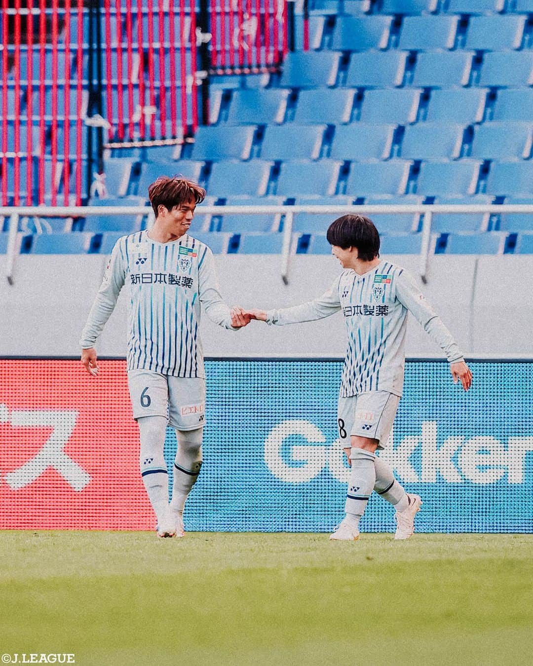 Ｊリーグさんのインスタグラム写真 - (ＪリーグInstagram)「📸𝐉.𝐋𝐄𝐀𝐆𝐔𝐄 𝐏𝐡𝐨𝐭𝐨𝐠𝐫𝐚𝐩𝐡⚽  ∼明治安田生命Ｊ１リーグ第33節∼ 悲喜こもごも、様々な感情が飛び交った週末。 重要なポイントとなった今節の表情をお届け✨  #湘南ベルマーレ #岡本拓也 #鈴木章斗  #ヴィッセル神戸 #酒井高徳 #横浜Fマリノス #アルビレックス新潟  #川崎フロンターレ #脇坂泰斗 #サンフレッチェ広島 #青山敏弘 #北海道コンサドーレ札幌 #小柏剛 #柏レイソル #サガン鳥栖 #京都サンガFC  #アビスパ福岡 #紺野和也 #前寛之  #Jリーグ #jleague #サッカー #soccer #football #J30」11月27日 12時59分 - jleaguejp