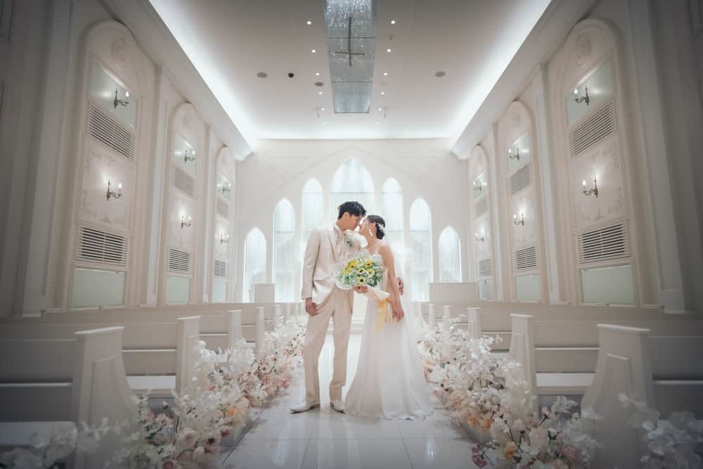 アーカンジェル迎賓館 宇都宮のインスタグラム：「神聖なチャペルに降り注ぐやわらかい光が、ウェディングドレス姿の花嫁を美しく包み込みます。  #tg花嫁 #アーカンジェル迎賓館宇都宮 #アーカンジェル迎賓館  #結婚式 #結婚式場 #wedding #ウェディング #ハウスウェディング」