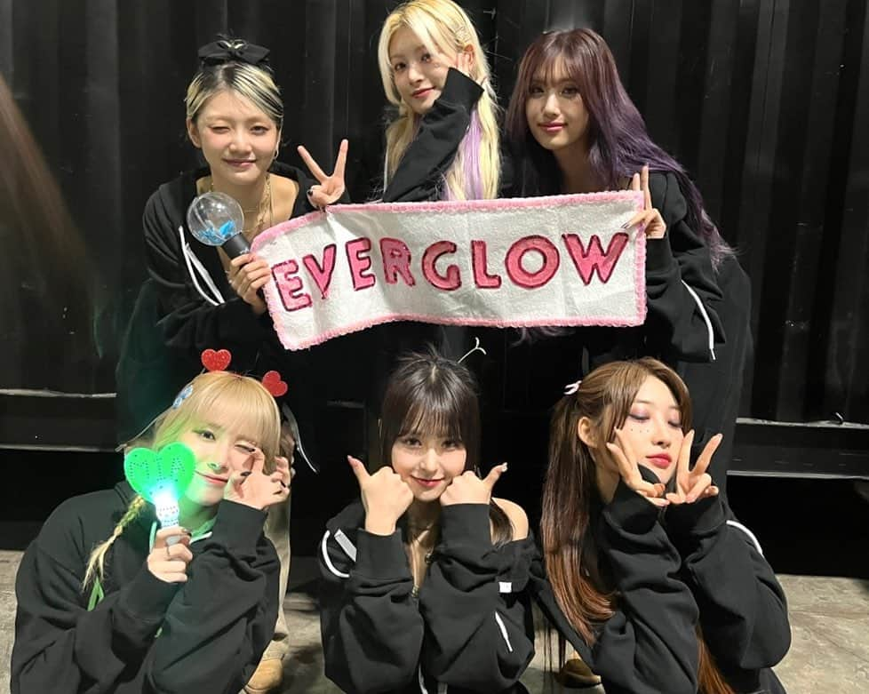 EVERGLOWのインスタグラム：「[📸EVERGLOW]  ‎23.11.26 #ALL_MY_GIRLS in Mexico City  [속보] Mexico에서 화려하게 빛난 별들이 관찰되어 화제〰️ 그 별의 이름은 EVERGLOW로 밝혀져✨ 완벽하게 무대를 장식한 EVERGLOW 오늘도 최고❤‍🔥  Gracias por brillar hoy, FOREVER!💜  ‎⁦‪#EVERGLOW‬⁩ ⁦‪#에버글로우‬⁩ ‎⁦‪#이유‬⁩ ⁦‪#시현‬⁩ ⁦‪#미아‬⁩ ⁦‪#온다‬⁩ ⁦‪#아샤‬⁩ ⁦‪#이런‬⁩ #ALL_MY_GIRLS_IN_Mexico」