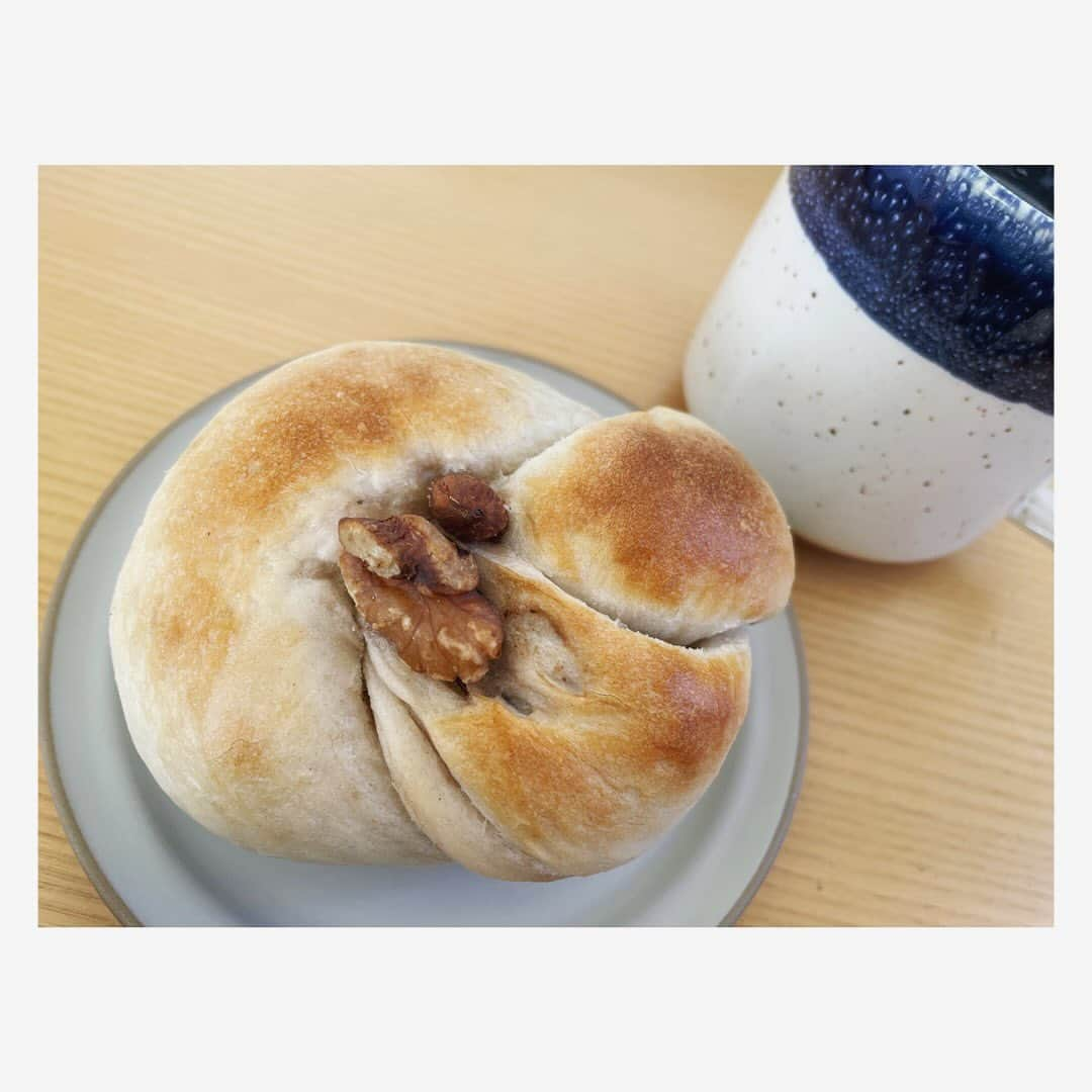 小川麻琴さんのインスタグラム写真 - (小川麻琴Instagram)「昨日 @fujibagel さんで開催したベーグルイベントで、自分で作った粒あん胡桃ベーグル🥯  フジベーグルさんこだわりの材料で作っているので間違いなく美味しくはなるのですが、自分で作ったっていうだけで更に美味しさが増しますね🤭❤️  昨日の楽しかった時間を思い出しながら食べました🥰  ご馳走様でした😋  #フジベーグル #ベーグル作り #イベント #粒あんくるみ  #ベーグル #まことパン #まことベーグル #パンスタグラム」11月27日 13時05分 - 1029_makoto