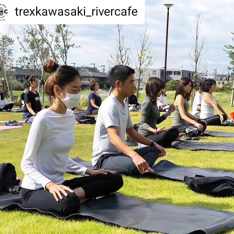 三枝亜紀のインスタグラム：「#リポスト - @trexkawasaki_rivercafe by @get_regrammer  12/3 SUNDAY MORNING YOGA 開催のご案内  みなさまこんにちは。 一気に冬のようなお天気になってきましたね。 リバーカフェでは、月に一回、気軽にヨガをできるSunday morning yoga を開催しています。 次回は12/3におこないます！ 寒くなり、身体が縮こまってしまいがちなこの季節。 一緒に楽しく身体を動かして、体の隅々まで気持ちよく酸素を行き渡らせましょう^ ^  <日程> 2023年12月3日(日)　9:30-10:00(受付9:00ごろから)  <持ち物> ・動きやすい服装(カフェ内での着替え可) ・サングラス ・ヨガマット（ご希望の先着20名さまには貸出あり）  <参加費> 500円  <参加方法> 当日飛び入り参加もOKです！ ※ヨガマットレンタルご希望の場合は事前にご希望枚数などをDMにてご連絡ください  <実施有無> 雨天の場合は室内で開催予定です  <講師> AKIKO 国内外でモデルとして活動する中、タイでルーシーダットン（タイ式ヨガ）と出逢い、修得。伝統的なルーシーダットン（タイ式ヨガ）を継承しつつ、オリジナルメソッドの呼吸法を組み合わせたレッスンをお届けしています。 身体の硬い方、運動が久しぶりの方にもお楽しみ頂ける無理のない動きが特徴ですので、皆さま安心してご参加ください！ ホームページ　 www.rusierusie.com Instagram　@aki.model.rusie  みなさまのご参加を心よりお待ちしております！  #朝ヨガ #モーニングヨガ #芝生ヨガ #ルーシーダットン #タイ式ヨガ」