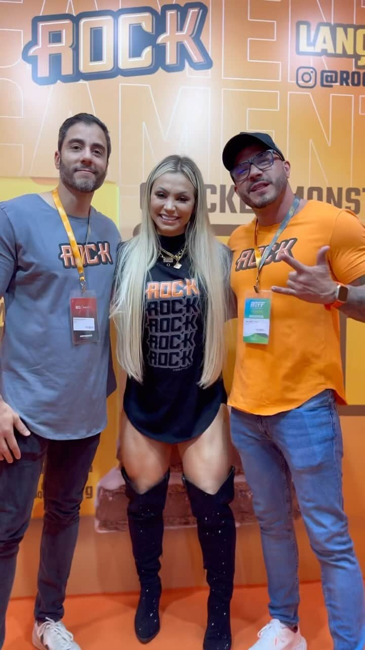 Vivi Winklerのインスタグラム：「Encerramos hoje mais uma feira da @rockfoodoficial junto com vcs 🥰 amei cada abraço, cada presença de todos no stand hoje. Amo vcs minhas BRABAS e meus BRABOS!!!  Vejo vcs no Arnold 2024 😍🏆」